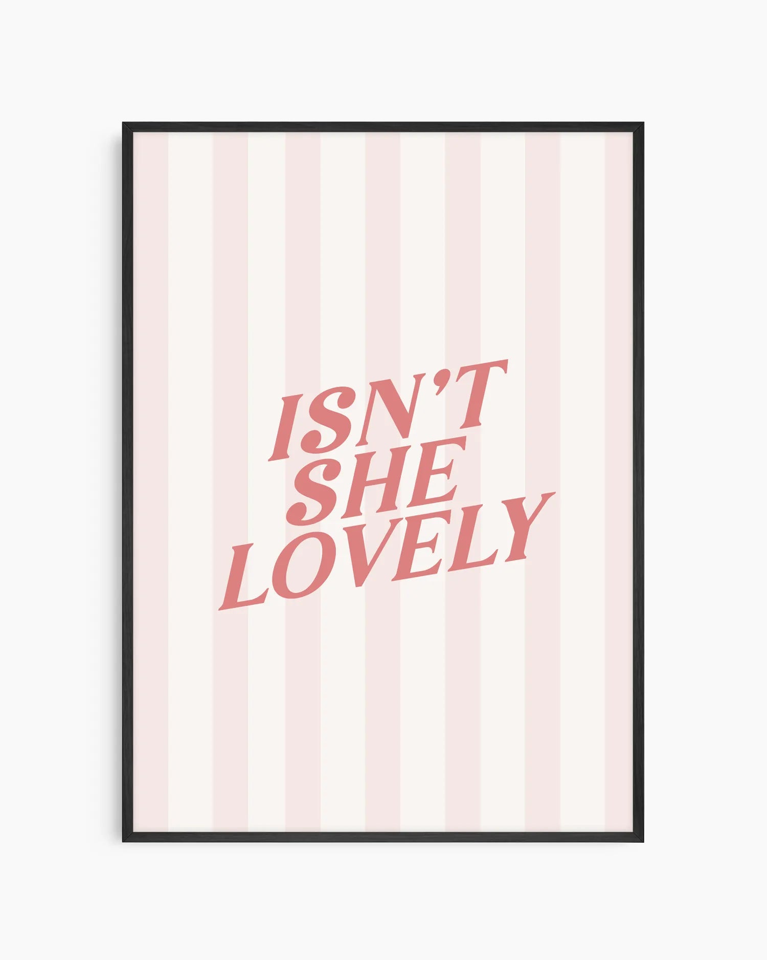 Barntavla med citatet "ISN'T SHE LOVELY" i mjuk rosa typografi mot ljus randig bakgrund. Den svarta träramen skapar en tydlig kontrast och ger ett modernt men varmt uttryck i barnrummet.