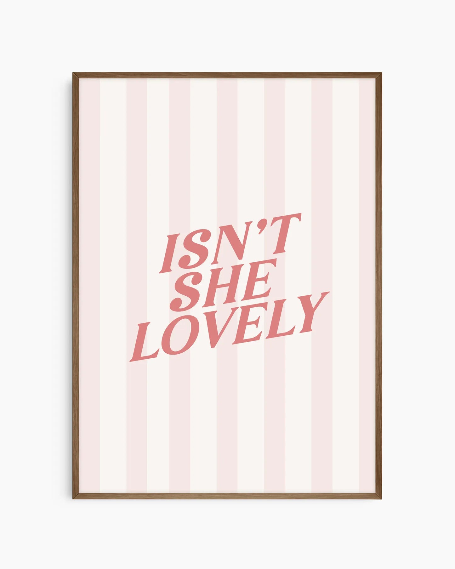 Barntavla med romantiskt budskap i retrostil på rosa randig bakgrund. Den mörka ekramen adderar djup och ger en ombonad känsla som passar perfekt i ett mysigt barnrum.