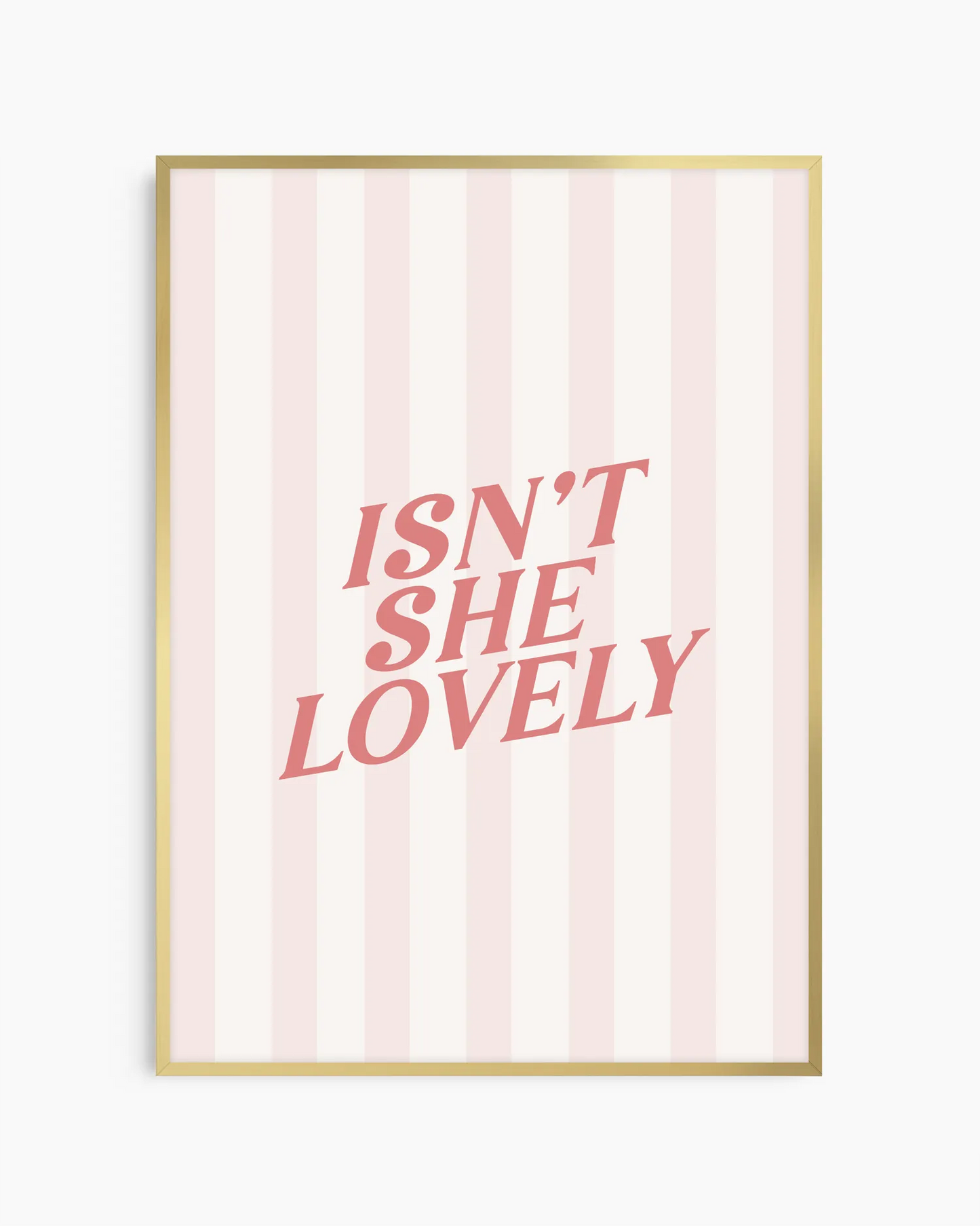 Barntavla med texten "ISN'T SHE LOVELY" i pudriga rosa toner. Guld aluminiumramen ger ett elegant och lekfullt intryck som lyfter rummets helhet.