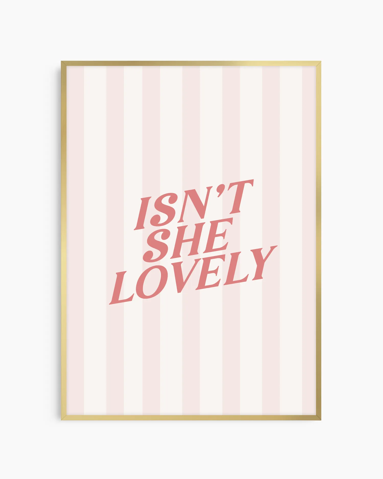 Barntavla med texten "ISN'T SHE LOVELY" i pudriga rosa toner. Guld aluminiumramen ger ett elegant och lekfullt intryck som lyfter rummets helhet.