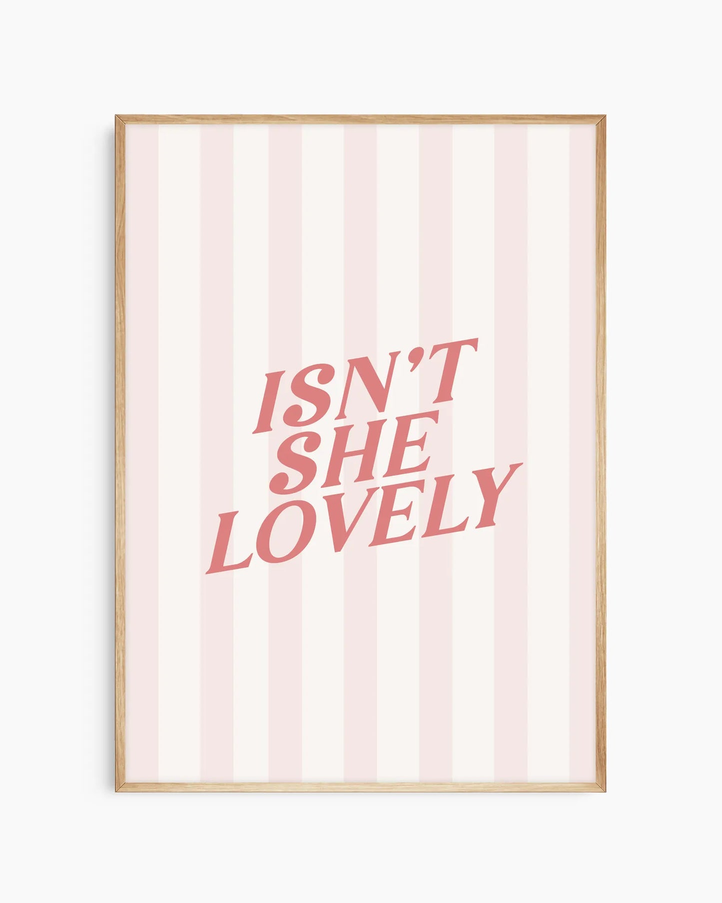 Barntavla med kärleksfullt citat på randig bakgrund i ljusa rosa nyanser. Ekramen skapar en naturlig och harmonisk känsla som passar i både baby- och barnrum.
