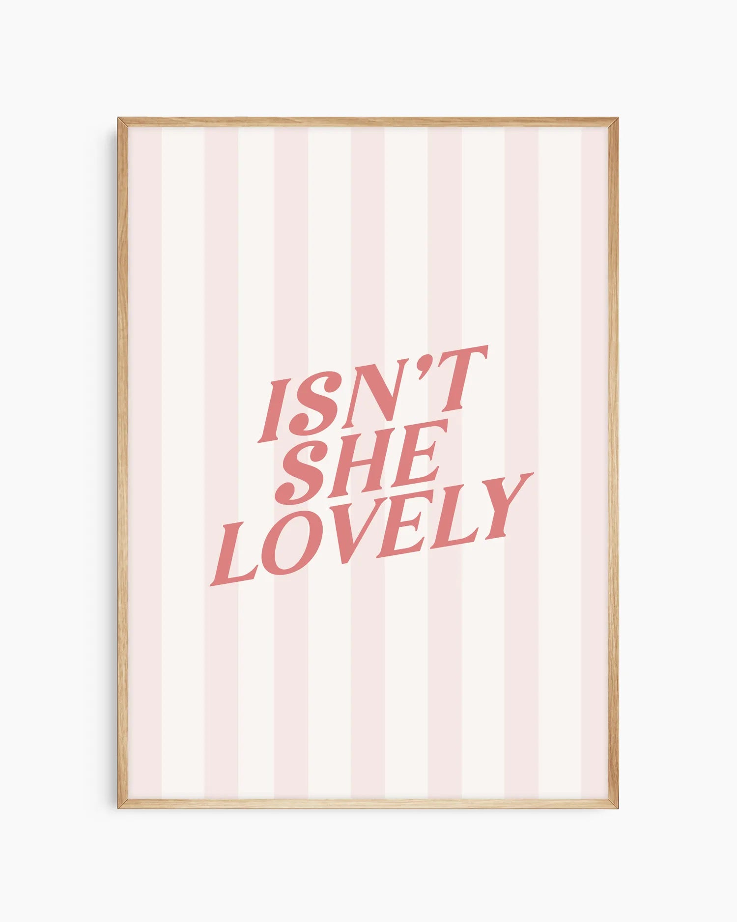 Barntavla med kärleksfullt citat på randig bakgrund i ljusa rosa nyanser. Ekramen skapar en naturlig och harmonisk känsla som passar i både baby- och barnrum.