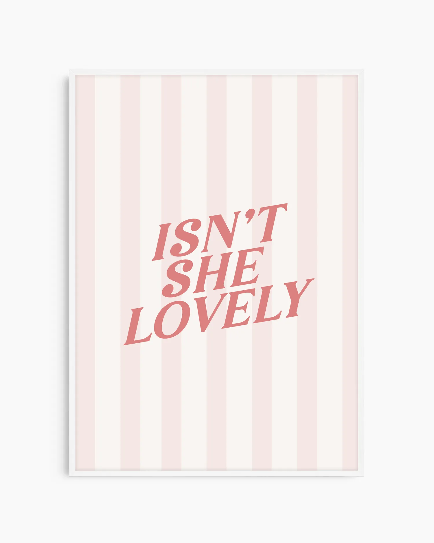 Barntavla i mjuk retrostil med rosa typografi och randig bakgrund. Den vita träramen förstärker det ljusa och drömska uttrycket.