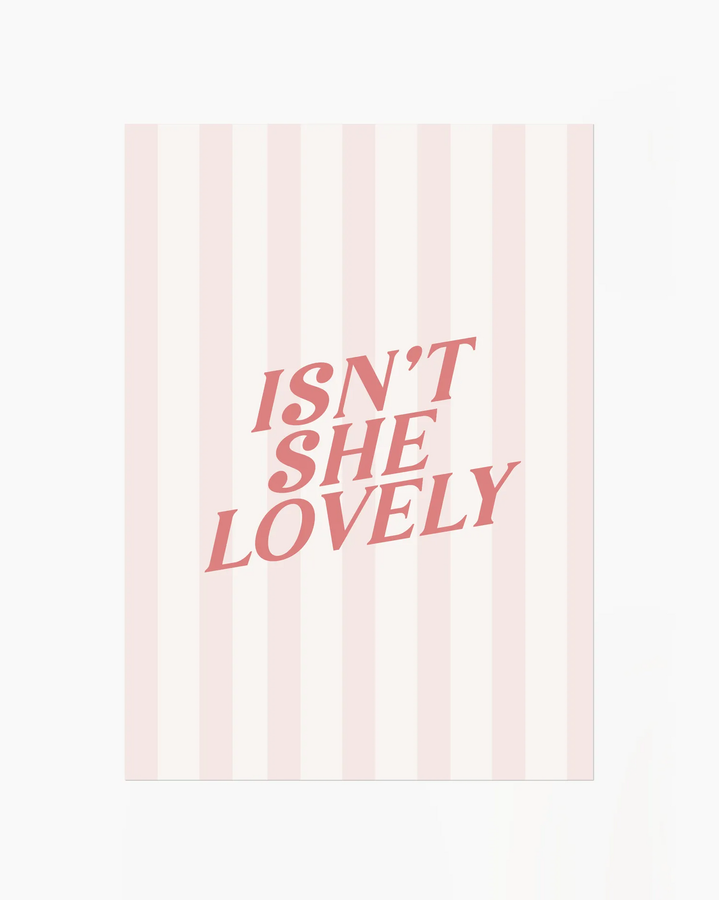 Barntavla med citatet "ISN'T SHE LOVELY" i rosa retrotypografi på ljus randig bakgrund, perfekt som söt och personlig väggdekoration.