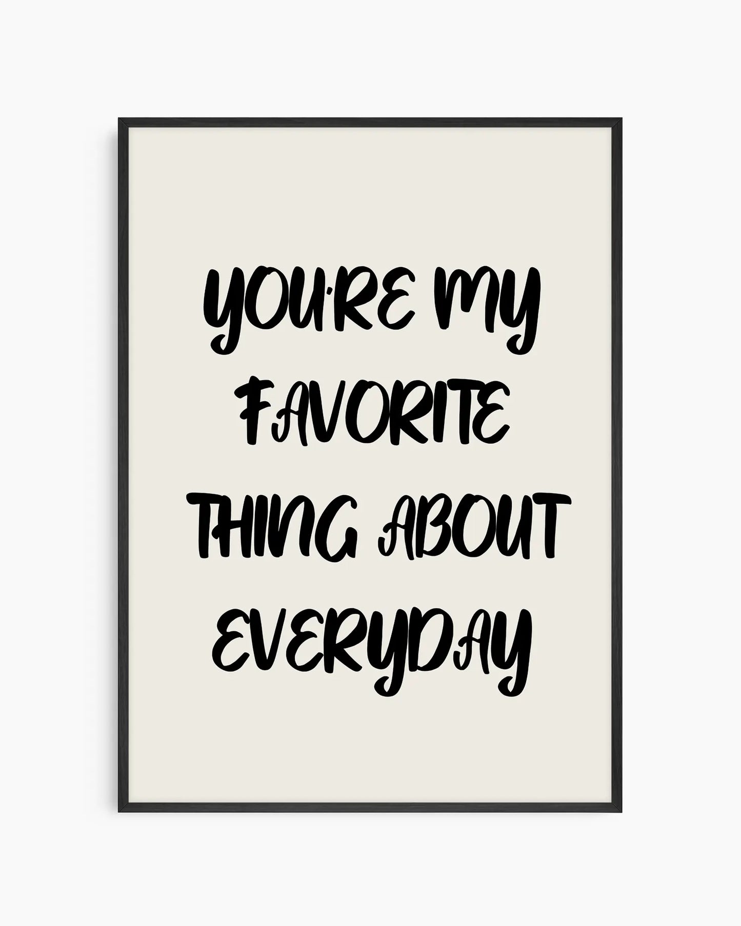 Barntavla med citatet "YOU'RE MY FAVORITE THING ABOUT EVERYDAY" i handskriven svart typografi på beige bakgrund, inramad i svart träram som skapar en varm och kärleksfull känsla.
