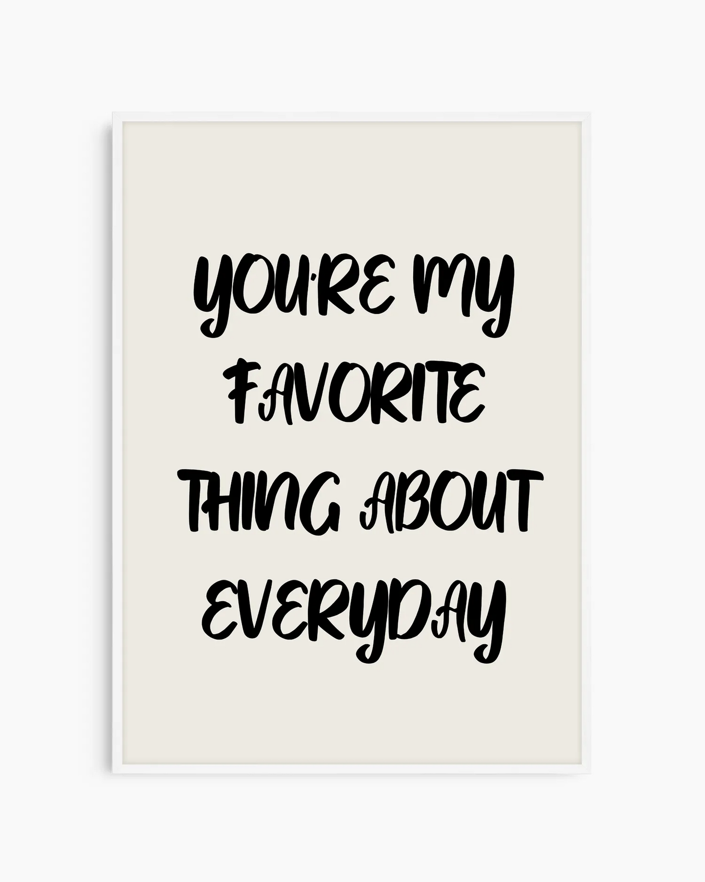 Barntavla med texten "YOU'RE MY FAVORITE THING ABOUT EVERYDAY" i mjuk penselstil på ljus bakgrund, inramad i vit träram som ger ett ljust och harmoniskt uttryck.