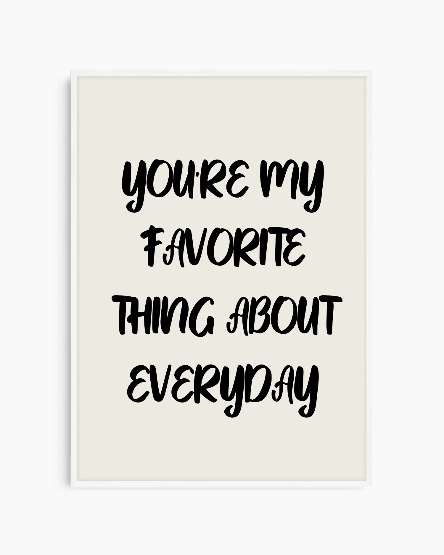 Barntavla med texten "YOU'RE MY FAVORITE THING ABOUT EVERYDAY" i mjuk penselstil på ljus bakgrund, inramad i vit träram som ger ett ljust och harmoniskt uttryck.