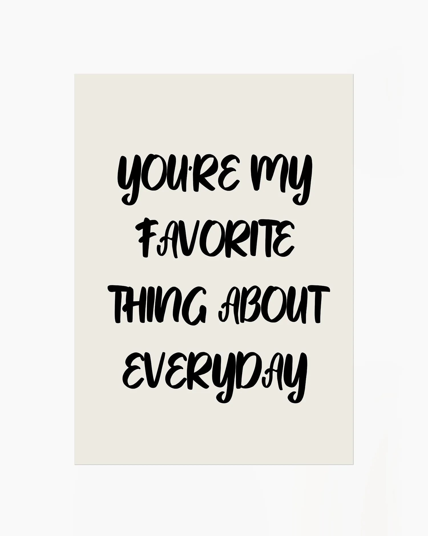Barntavla med handskriven text "YOU'RE MY FAVORITE THING ABOUT EVERYDAY" i svart på beige bakgrund, en kärleksfull detalj som sprider värme i barnrummet.