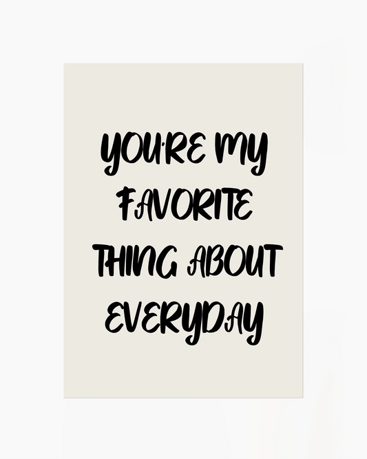 Barntavla med handskriven text "YOU'RE MY FAVORITE THING ABOUT EVERYDAY" i svart på beige bakgrund, en kärleksfull detalj som sprider värme i barnrummet.