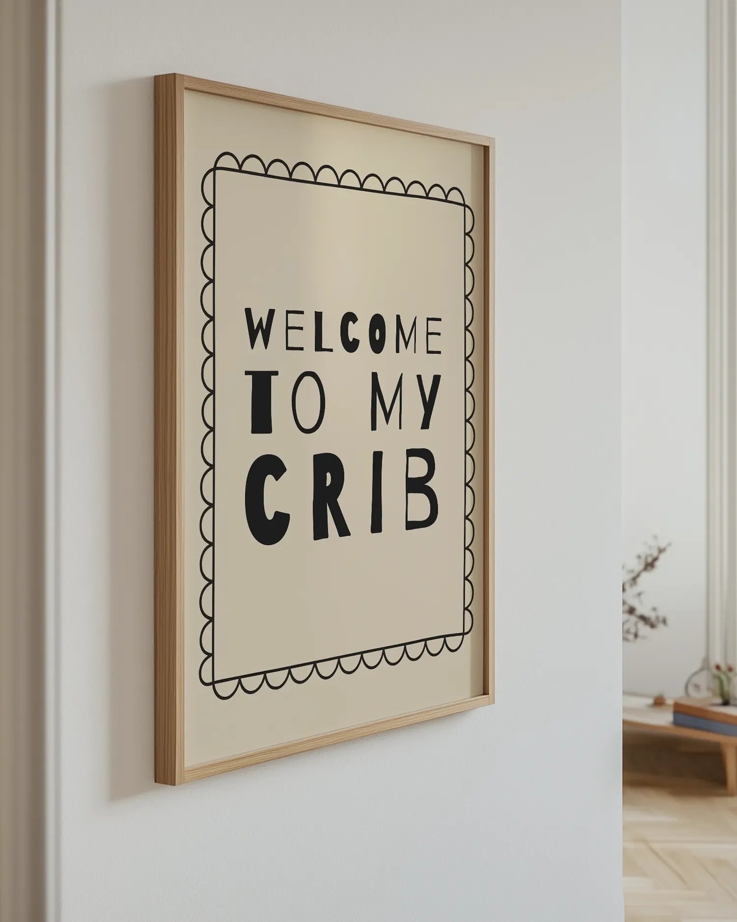 Inramad barntavla med texten "WELCOME TO MY CRIB" upphängd på väggen som en glad välkomsthälsning i barnrummet.