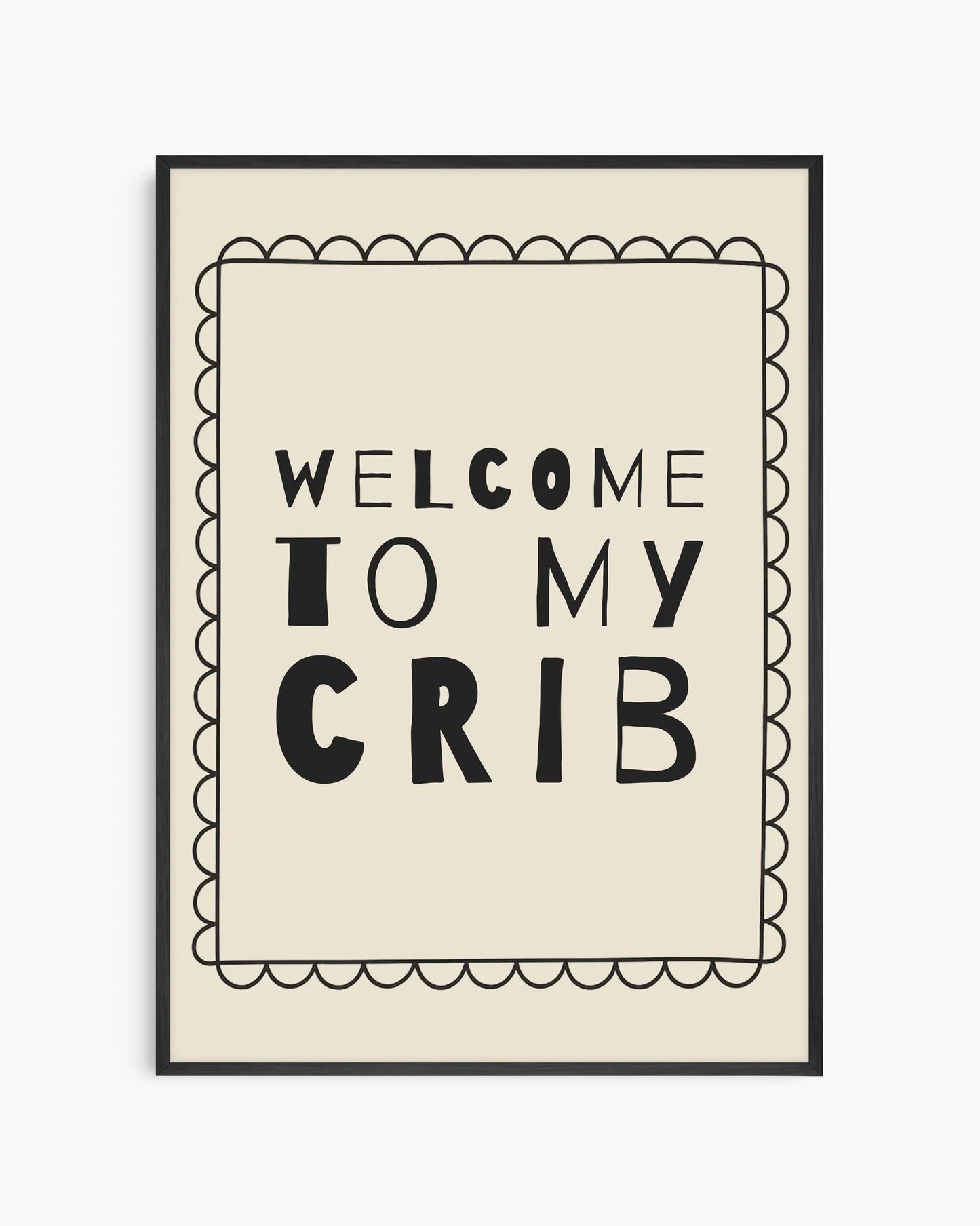 Barntavla med texten "WELCOME TO MY CRIB" i lekfull typografi och dekorativ ramillustration, inramad i svart träram som ger ett tydligt och modernt uttryck i barnrummet.