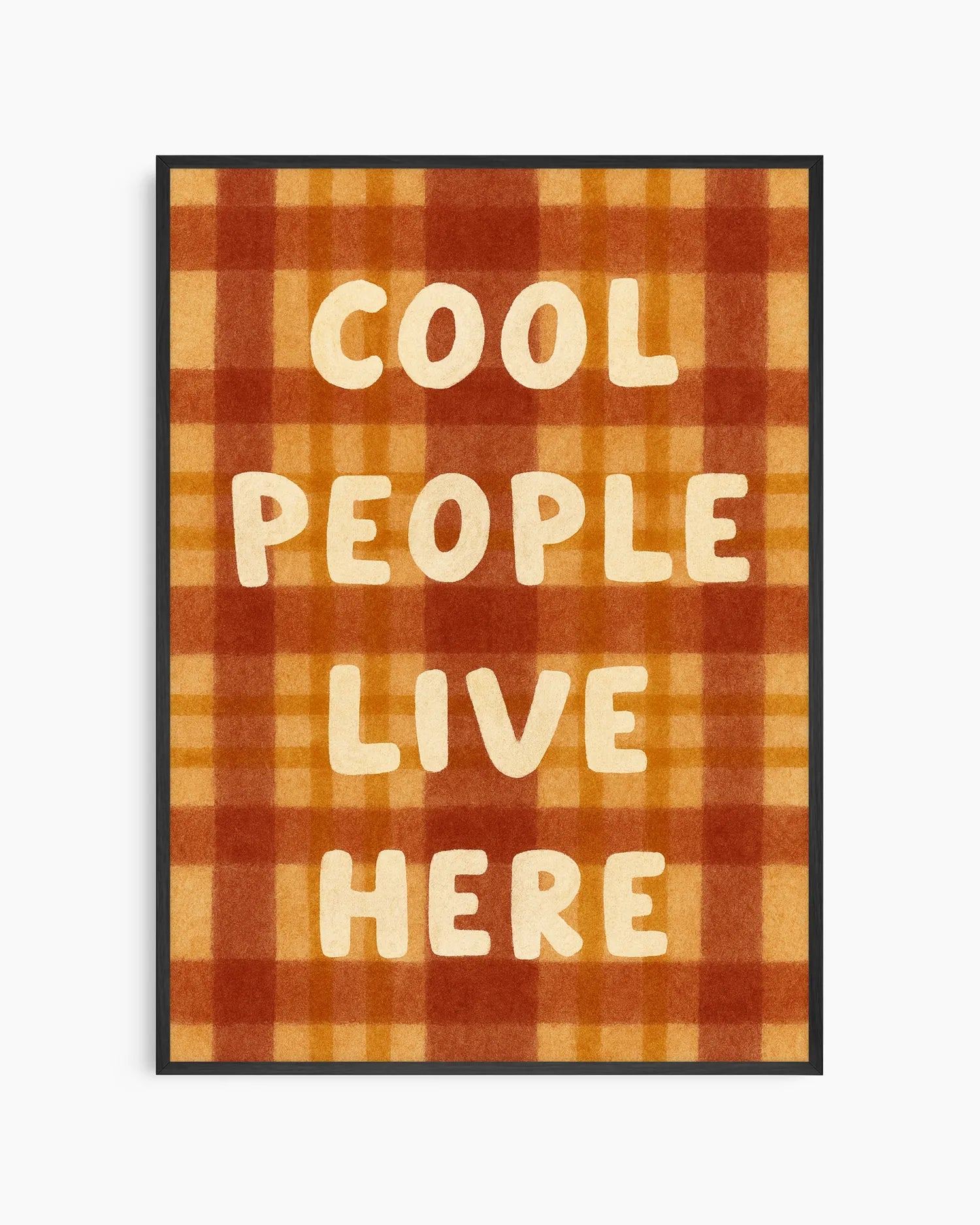 Barntavla med rutig bakgrund i varma toner av rost, senapsgult och beige samt texten "COOL PEOPLE LIVE HERE" i mjuk ljus typografi, inramad i svart träram som ger ett modernt och lekfullt uttryck.
