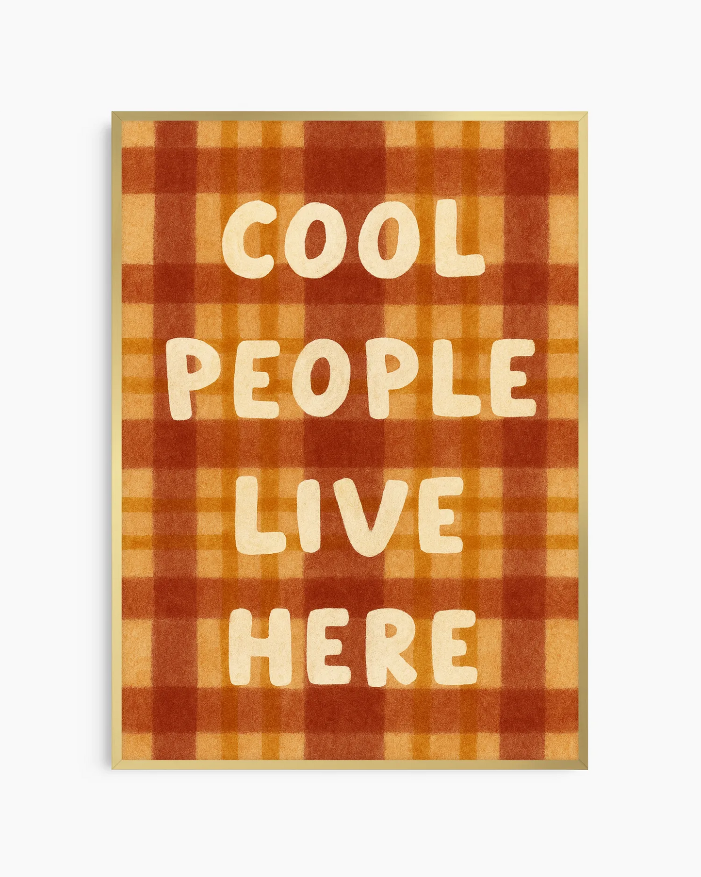 Barntavla med rutigt mönster i jordnära nyanser och budskapet "COOL PEOPLE LIVE HERE", inramad i guld aluminiumram för en mjuk men samtidigt iögonfallande detalj.