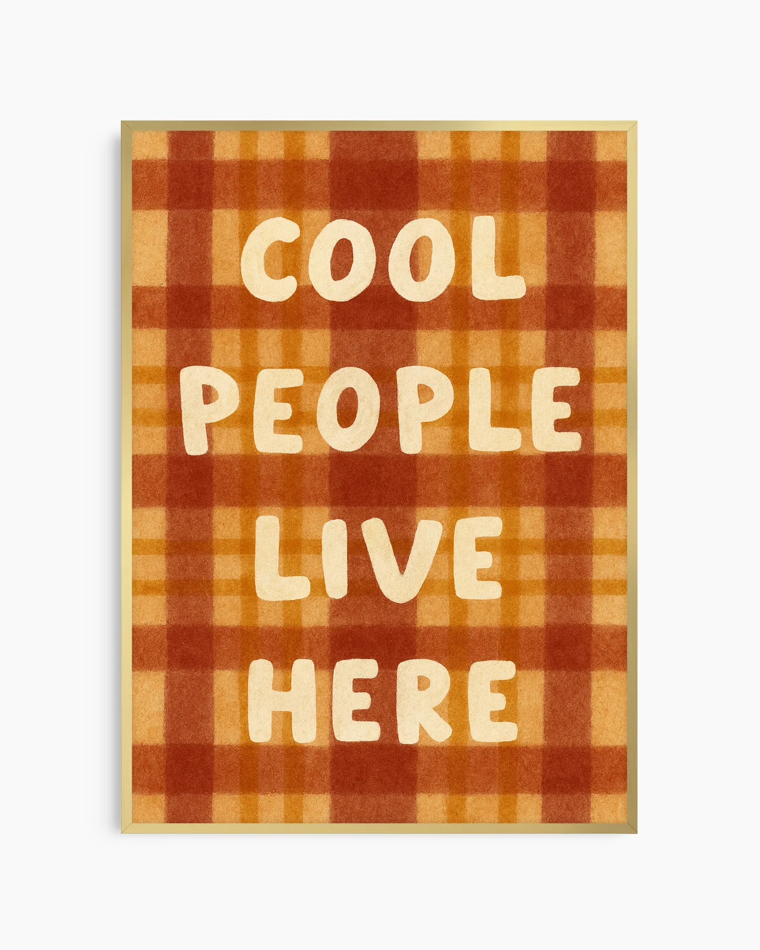 Barntavla med rutigt mönster i jordnära nyanser och budskapet "COOL PEOPLE LIVE HERE", inramad i guld aluminiumram för en mjuk men samtidigt iögonfallande detalj.
