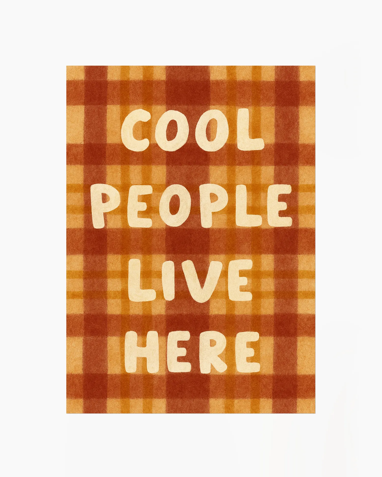 Barntavla med rutigt mönster i mjuka bruna och gula toner samt texten "COOL PEOPLE LIVE HERE" som skapar en personlig och humorfull känsla.