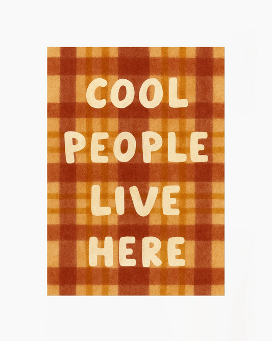 Barntavla med rutigt mönster i mjuka bruna och gula toner samt texten "COOL PEOPLE LIVE HERE" som skapar en personlig och humorfull känsla.