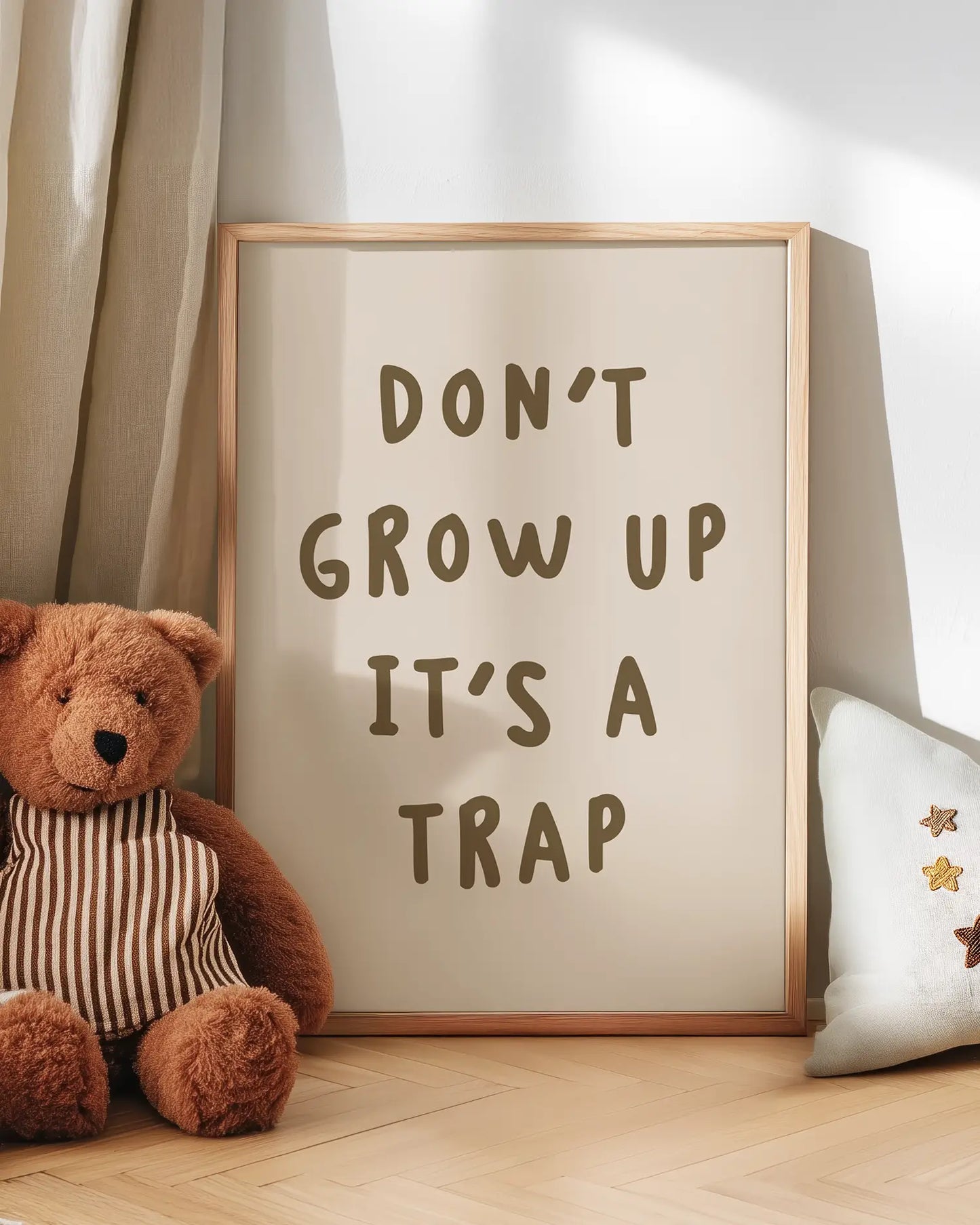 Barntavla med texten “DON’T GROW UP IT’S A TRAP”, lutad mot väggen bredvid en nalle och skapar en charmig och personlig känsla.