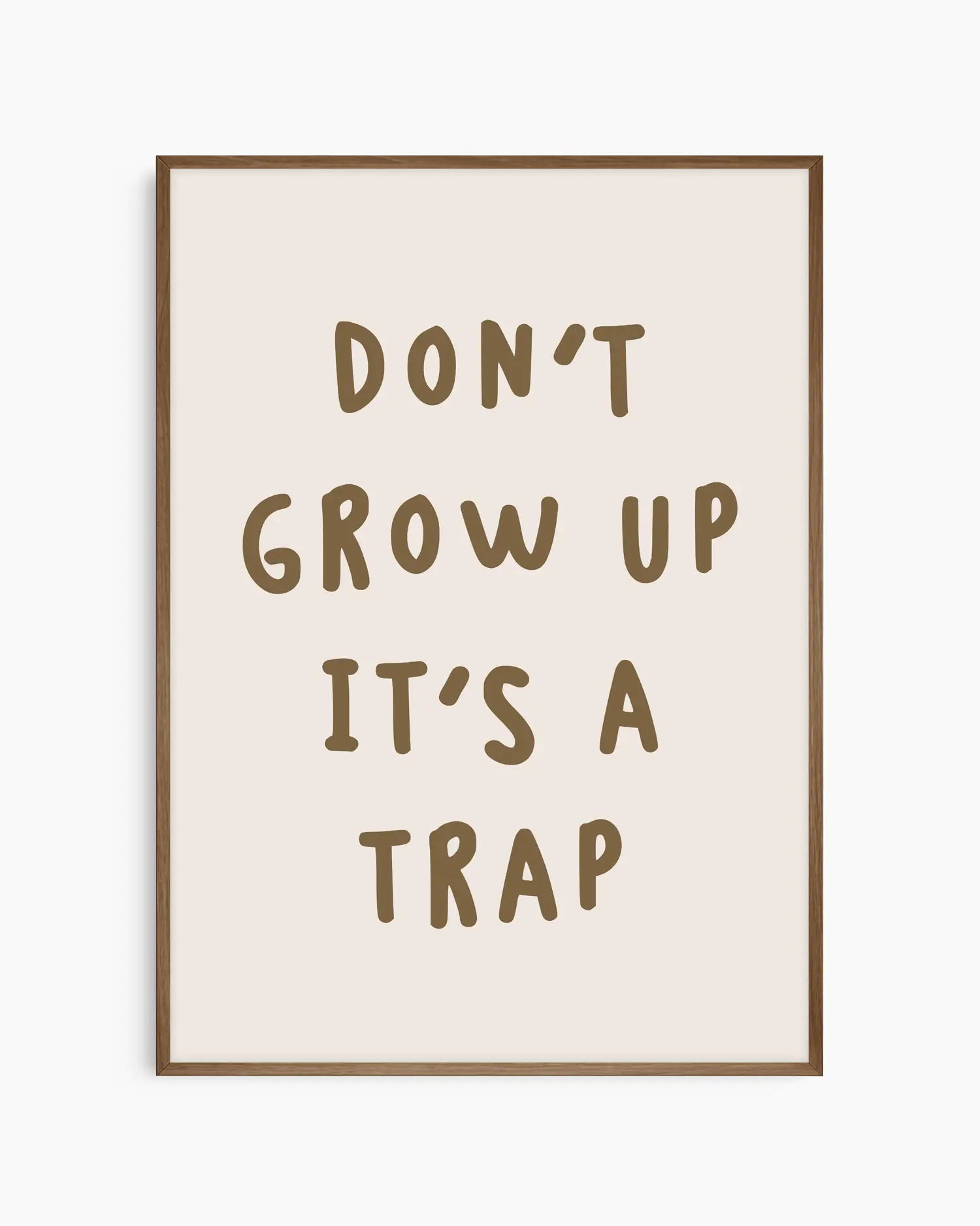 Barntavla med bruna bokstäver som säger “DON’T GROW UP IT’S A TRAP”, inramad i mörk ekram för en varm och tidlös känsla.