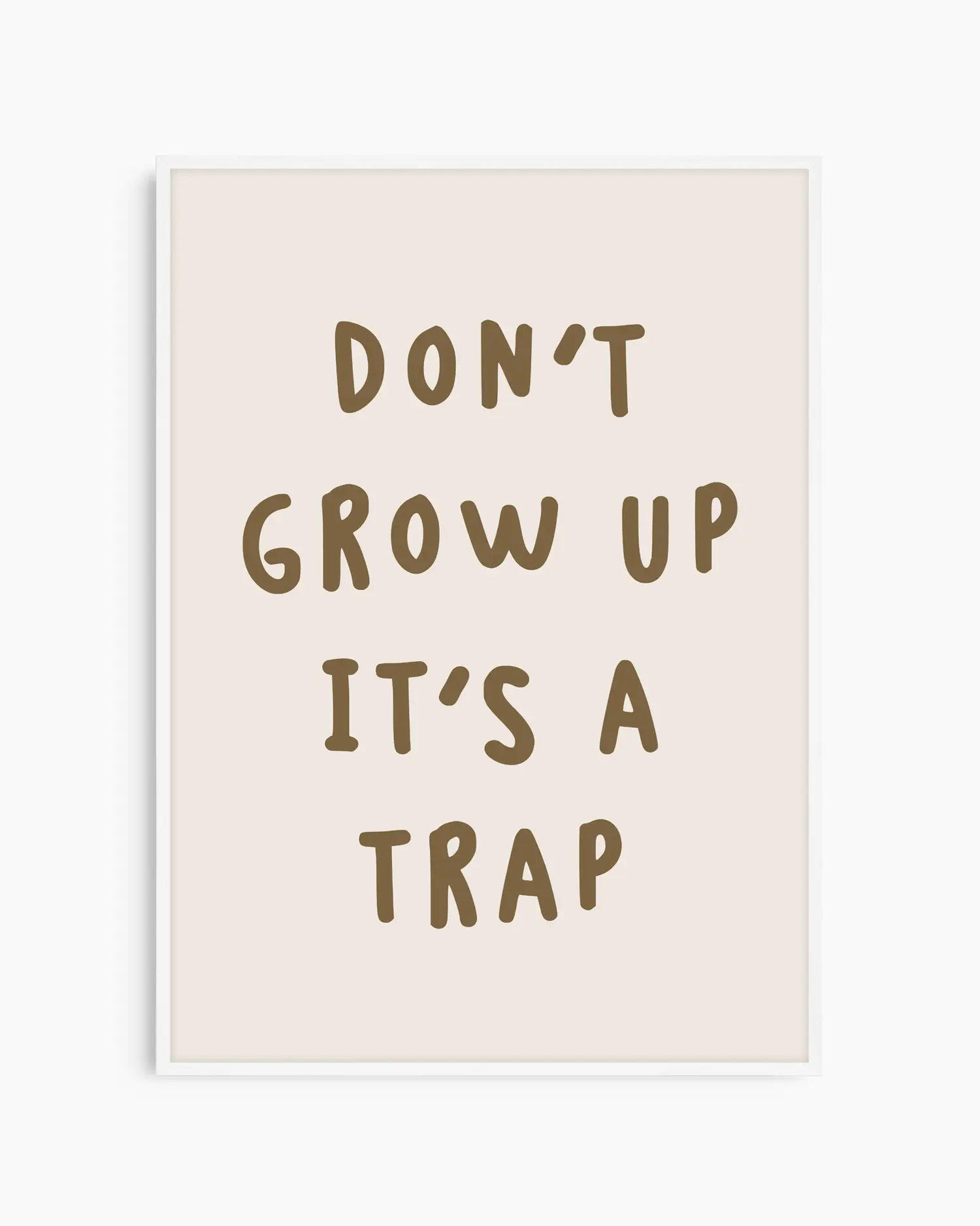 Barntavla med citatet “DON’T GROW UP IT’S A TRAP” på ljus beige bakgrund, inramad i vit träram för ett ljust och lekfullt intryck.