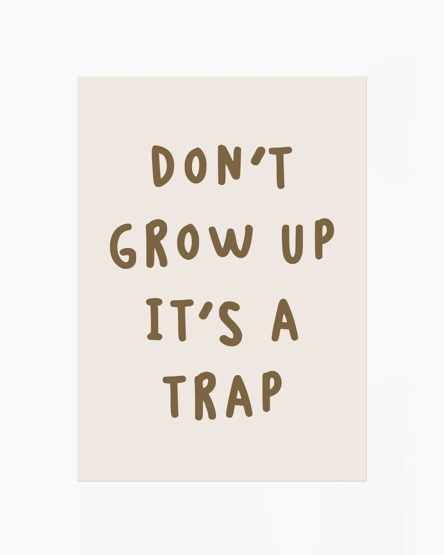 Barntavla med brunt handskrivet citat “DON’T GROW UP IT’S A TRAP” på ljus beige bakgrund.