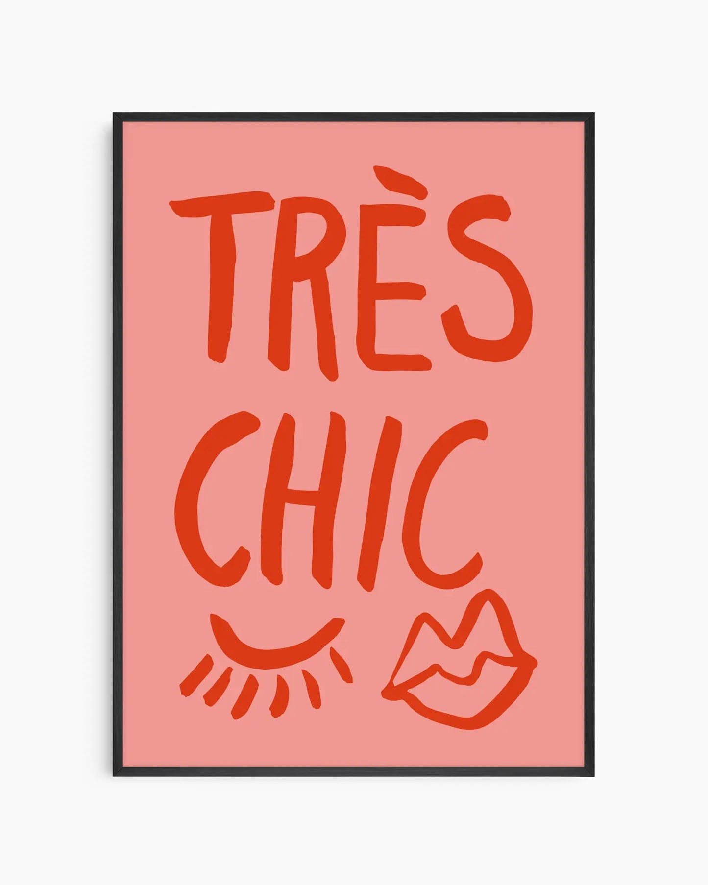 Barntavla med texten “TRÉS CHIC” i varm röd ton på mjukt rosa bakgrund, kompletterad med illustrerad mun och ögonfrans, inramad i svart träram. Ett lekfullt och trendsäkert uttryck för barnrummet.