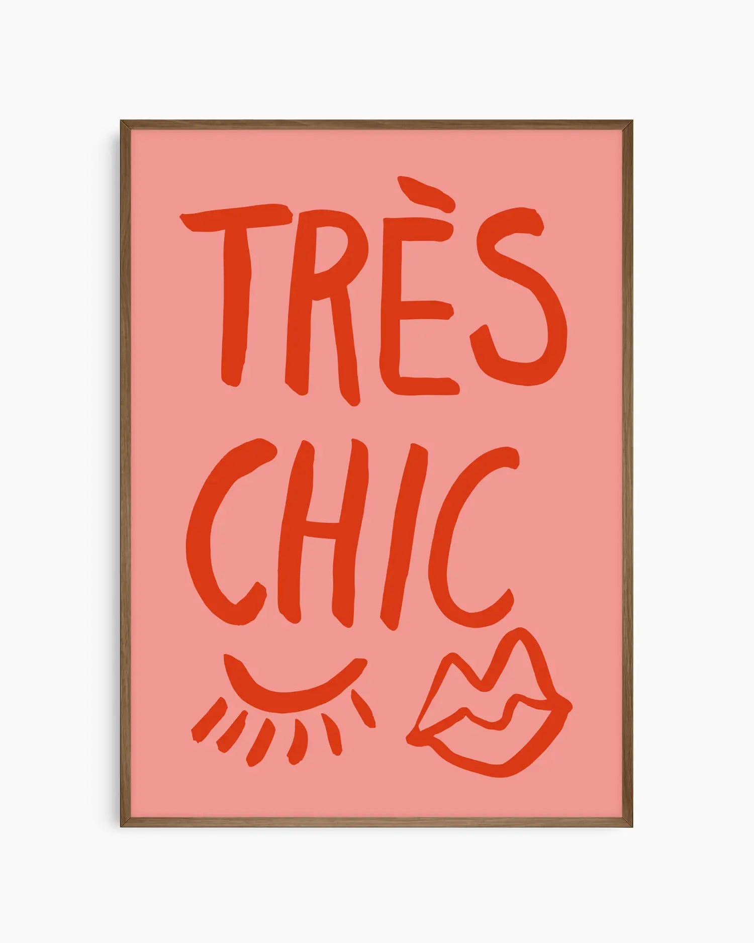 Illustrerad barntavla med texten “TRÉS CHIC” och dekorativa detaljer på rosa botten, inramad i mörk ekram. Ger en mjuk men stilfull känsla.