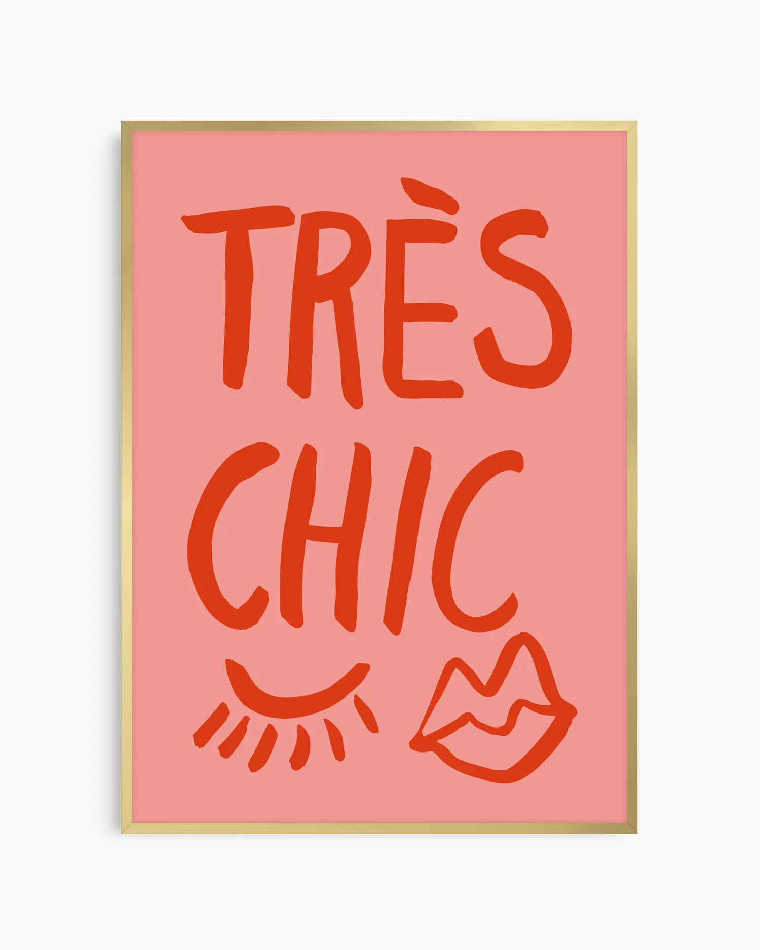 Barntavla med typografiskt motiv “TRÉS CHIC” i rött mot rosa bakgrund, inramad i guld aluminiumram. En charmig inredningsdetalj med modern karaktär.