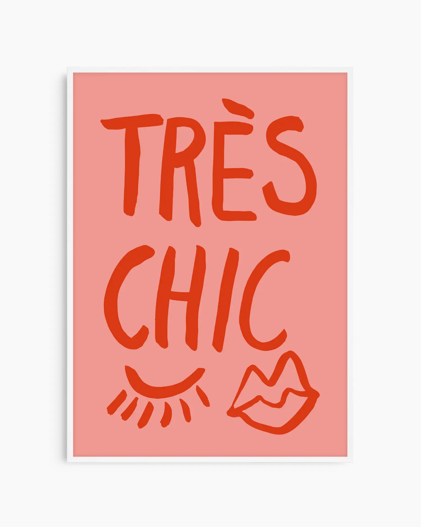 Barntavla med “TRÉS CHIC” i varm röd ton på rosa bakgrund, inramad i vit träram. Skapar ett ljust och mjukt intryck.