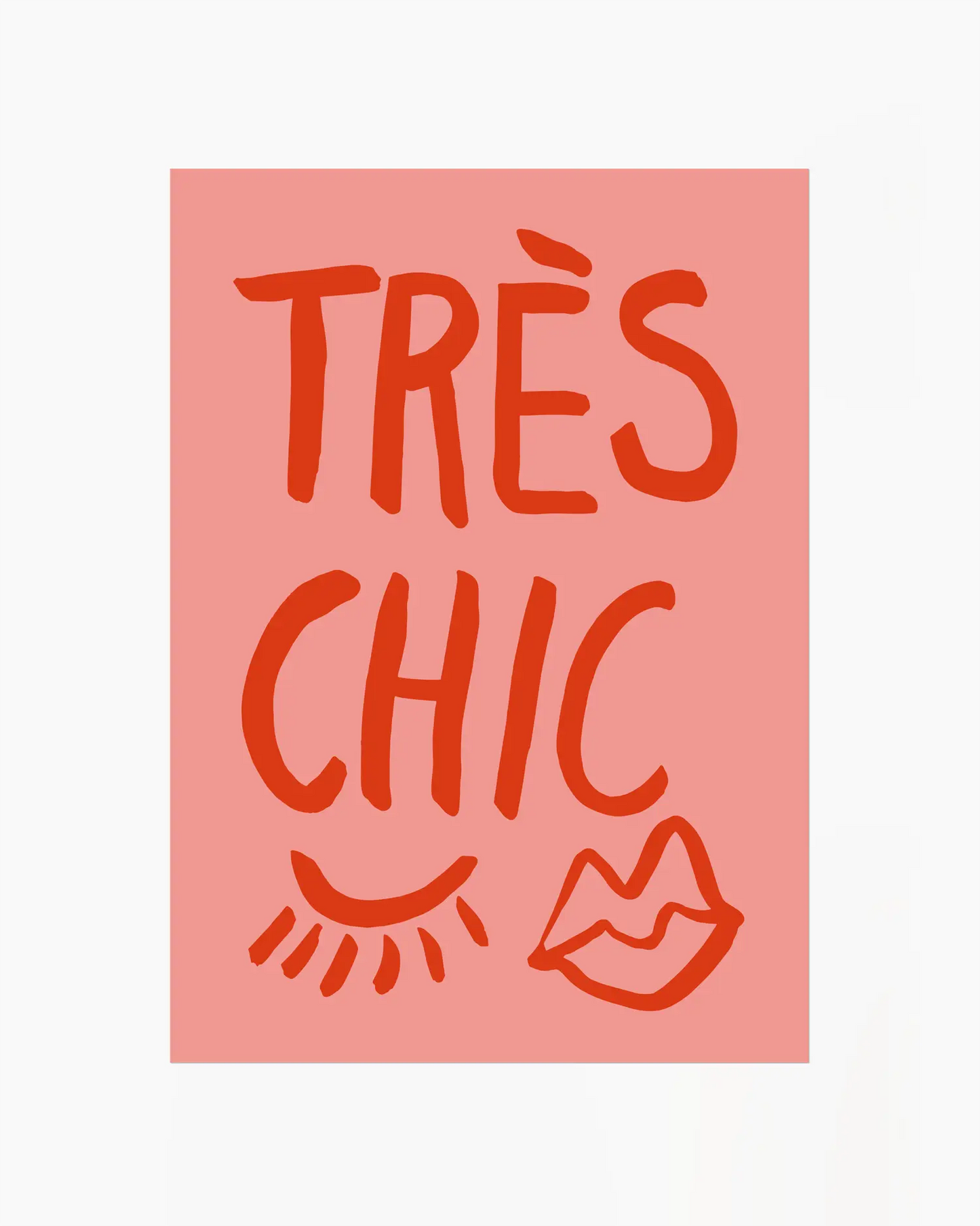 Barntavla med texten “TRÉS CHIC”, dekorativa illustrationer och rosa bakgrund, utan ram.