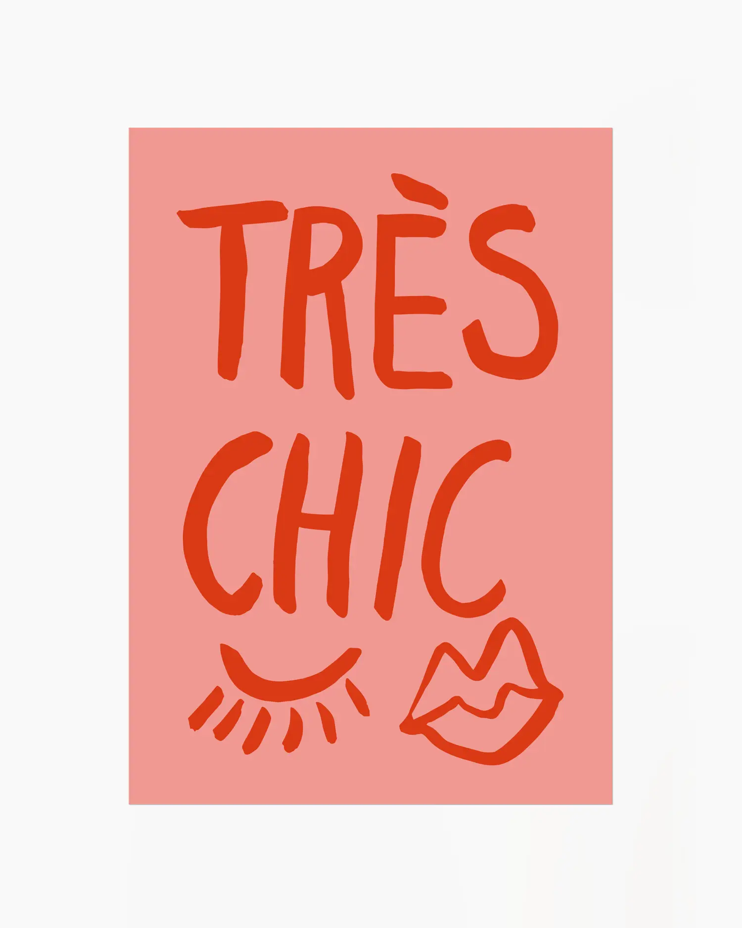 Barntavla med texten “TRÉS CHIC”, dekorativa illustrationer och rosa bakgrund, utan ram.