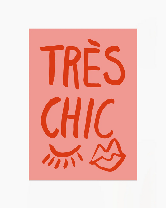 Barntavla med texten “TRÉS CHIC”, dekorativa illustrationer och rosa bakgrund, utan ram.