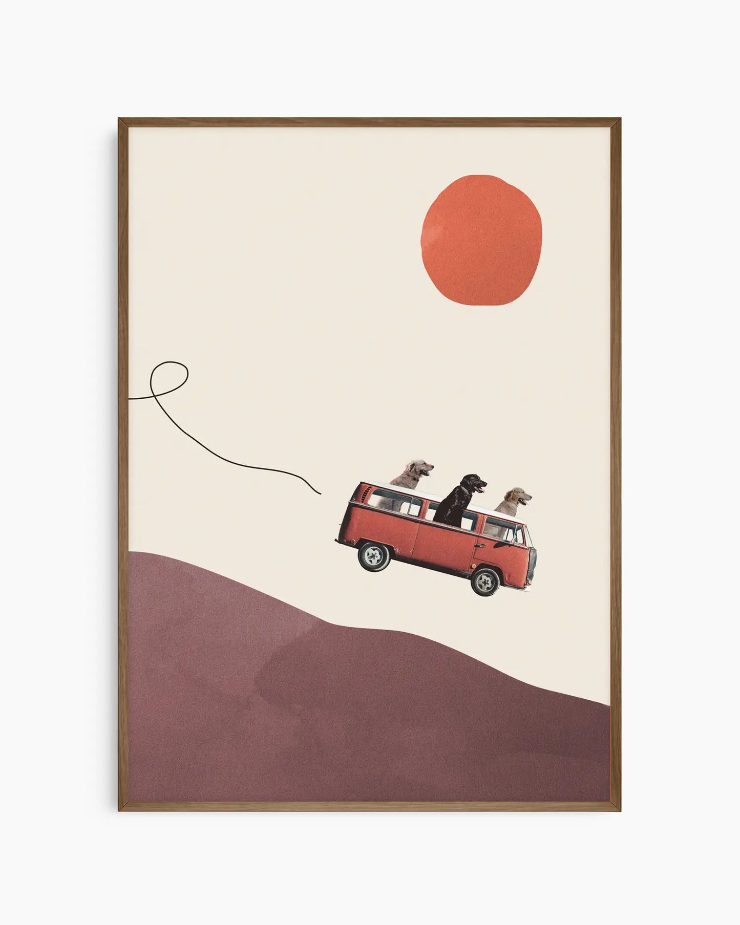 Barntavla med hundar i röd bil och orange sol, inramad i mörk ekram som ger ett varmt och naturligt intryck.