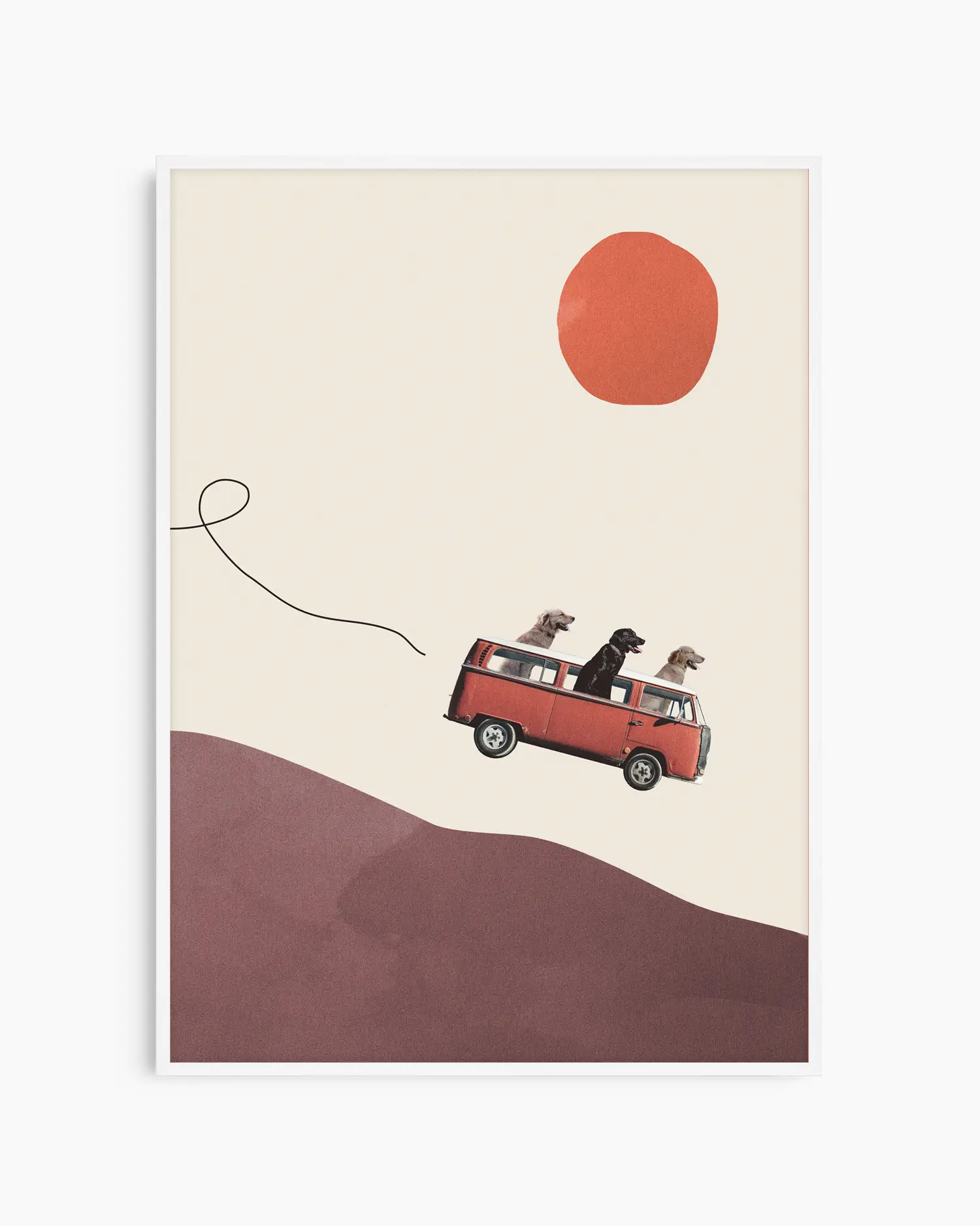 Barntavla med hundar på bilfärd i minimalistiskt landskap, inramad i vit träram som skapar ett ljust och lekfullt intryck.