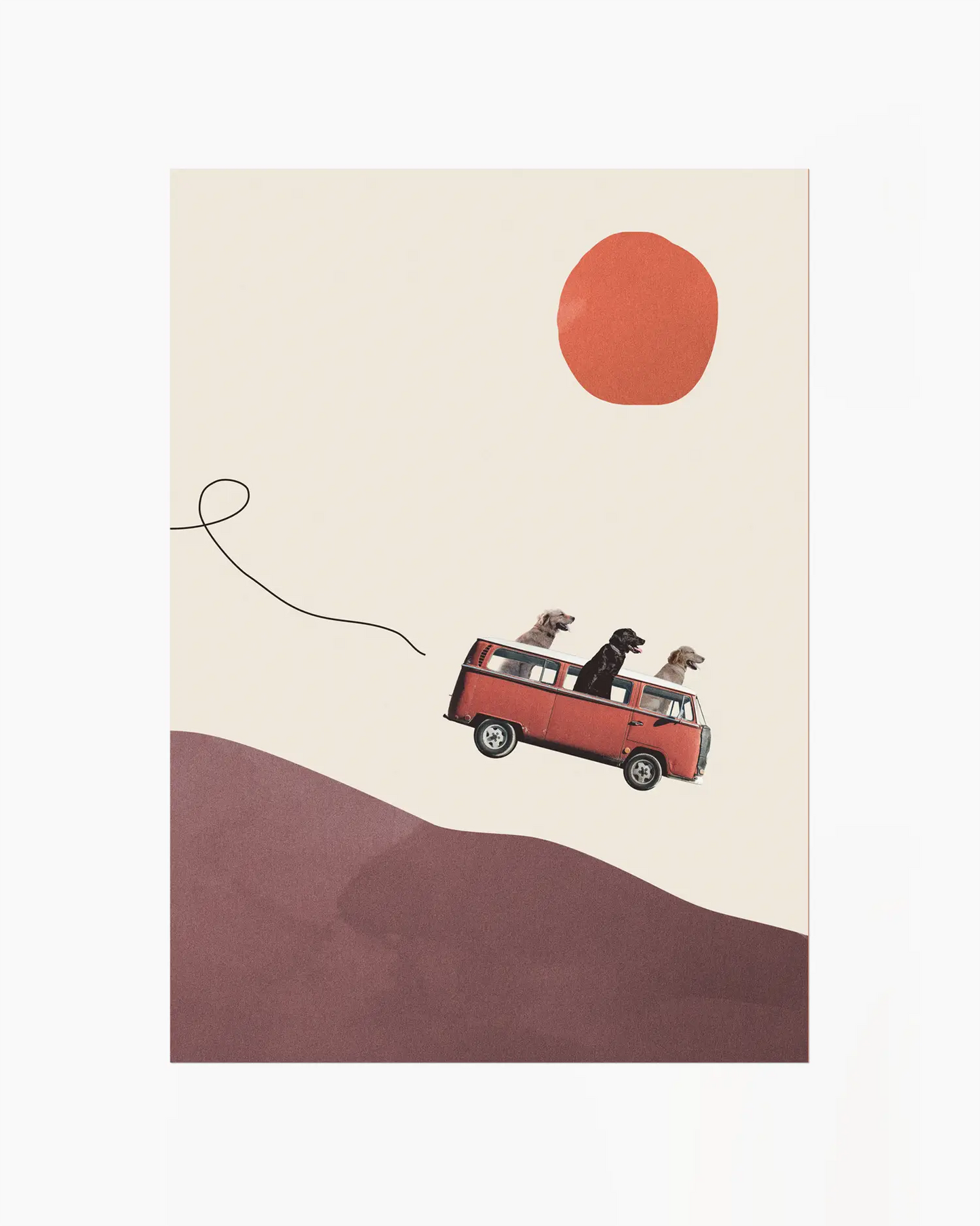 Barntavla med tre hundar som åker i en röd bil över ett böljande landskap med en orange sol.
