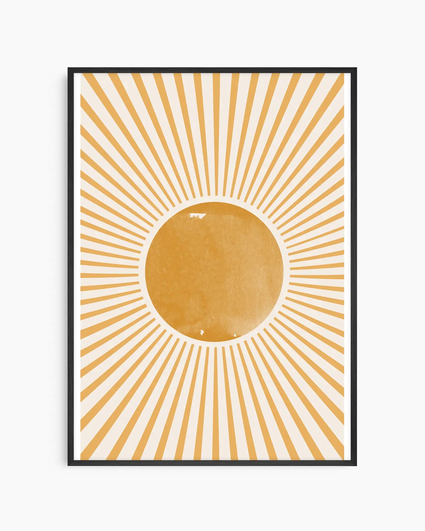 Barntavla med gyllene sol och strålar i varm gul ton, inramad i svart träram för ett stilrent och tydligt uttryck.