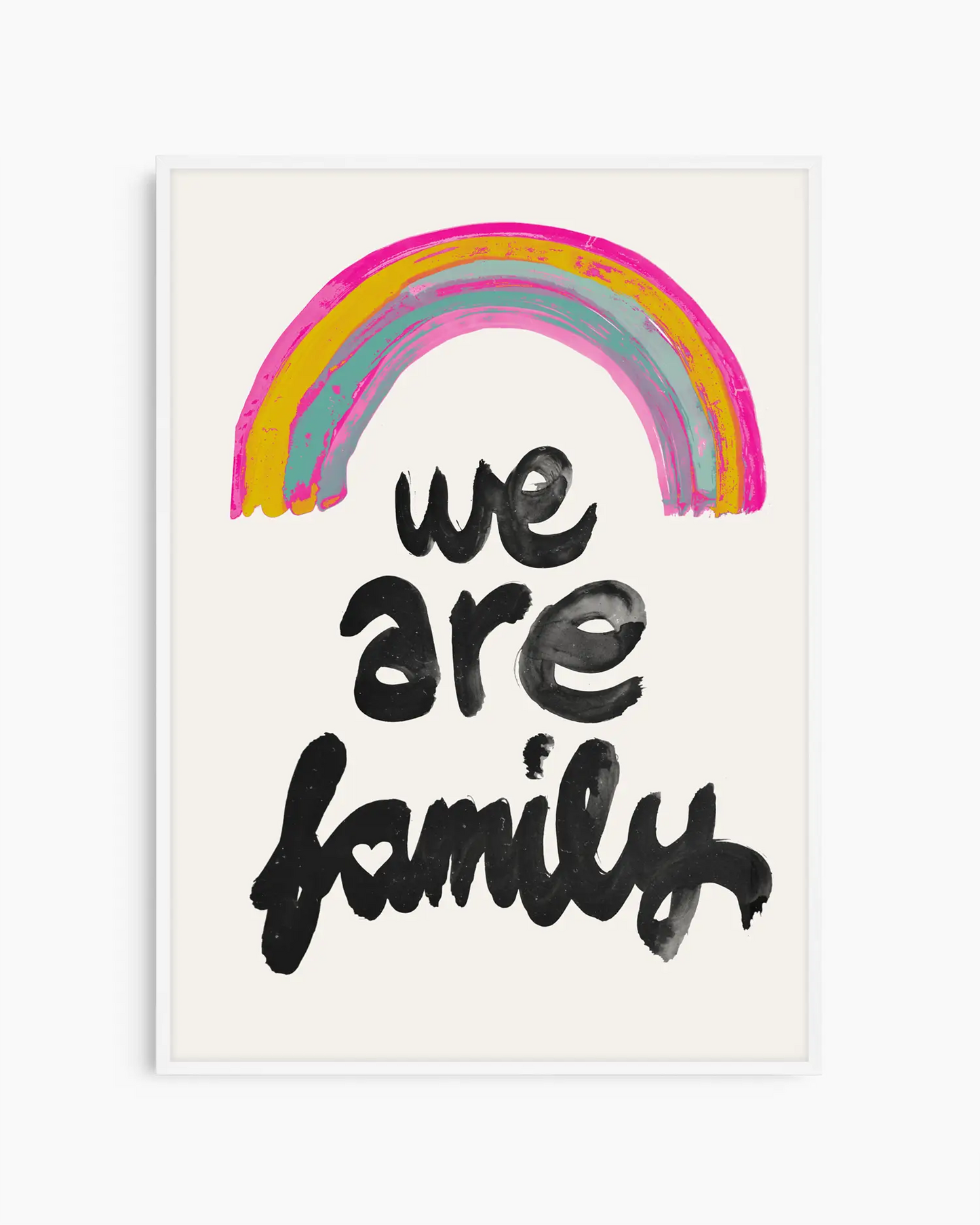 Barntavla med regnbåge och texten "WE ARE FAMILY", inramad i vit träram som ger ett ljust, rent och vänligt intryck i rummet.