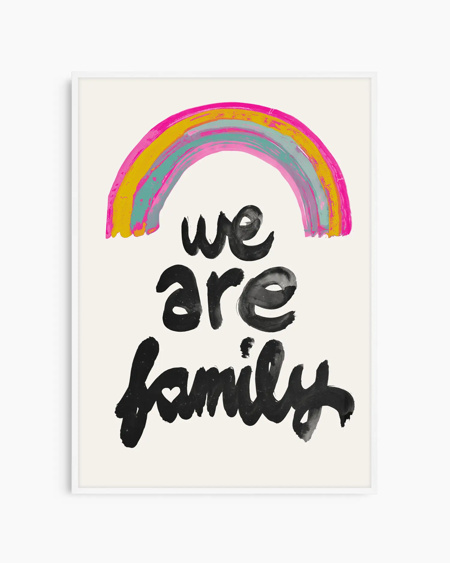 Barntavla med regnbåge och texten "WE ARE FAMILY", inramad i vit träram som ger ett ljust, rent och vänligt intryck i rummet.