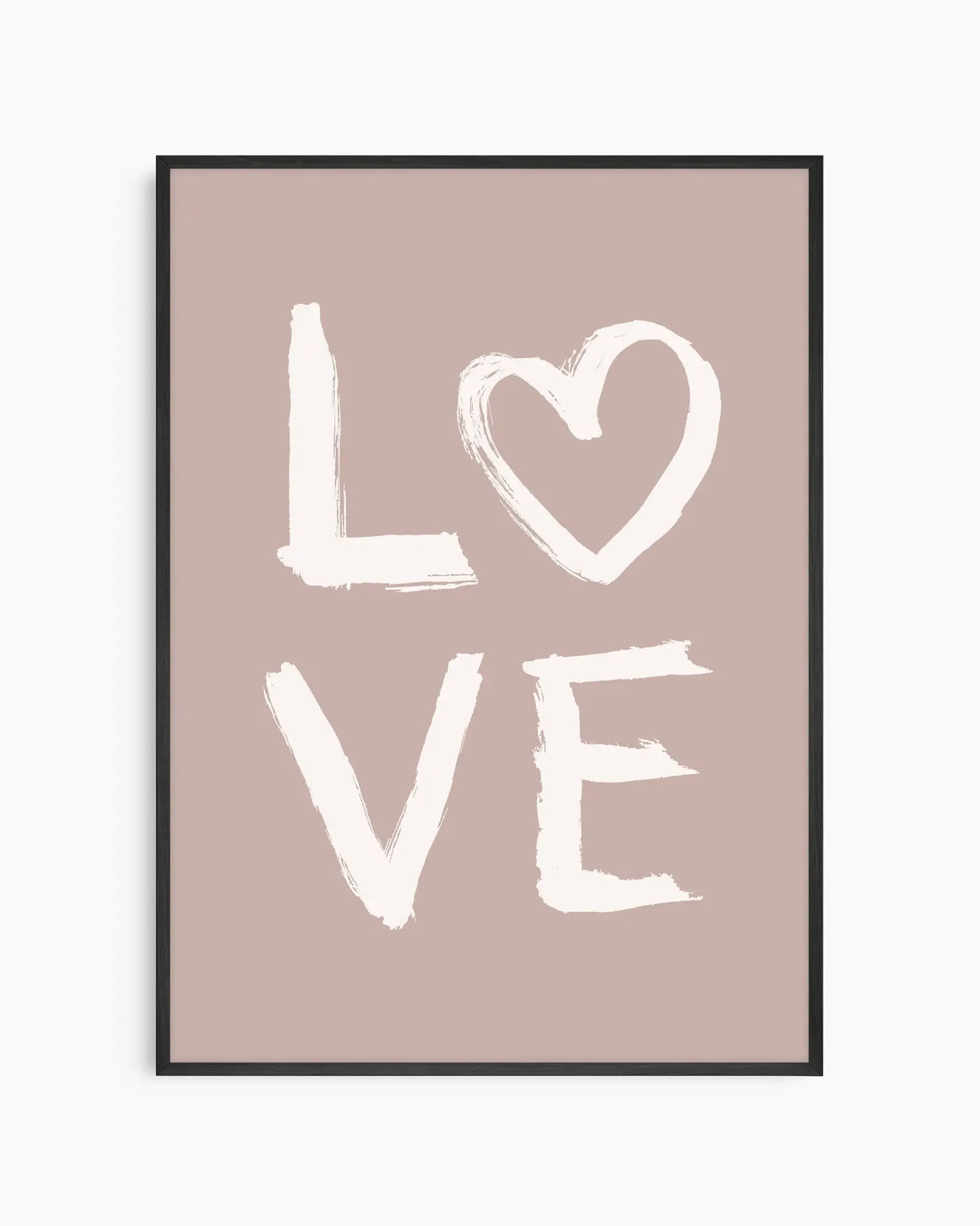 Barntavla med texten LOVE där O är format som ett hjärta, mot beige bakgrund och inramad i svart träram för ett stilrent uttryck.
