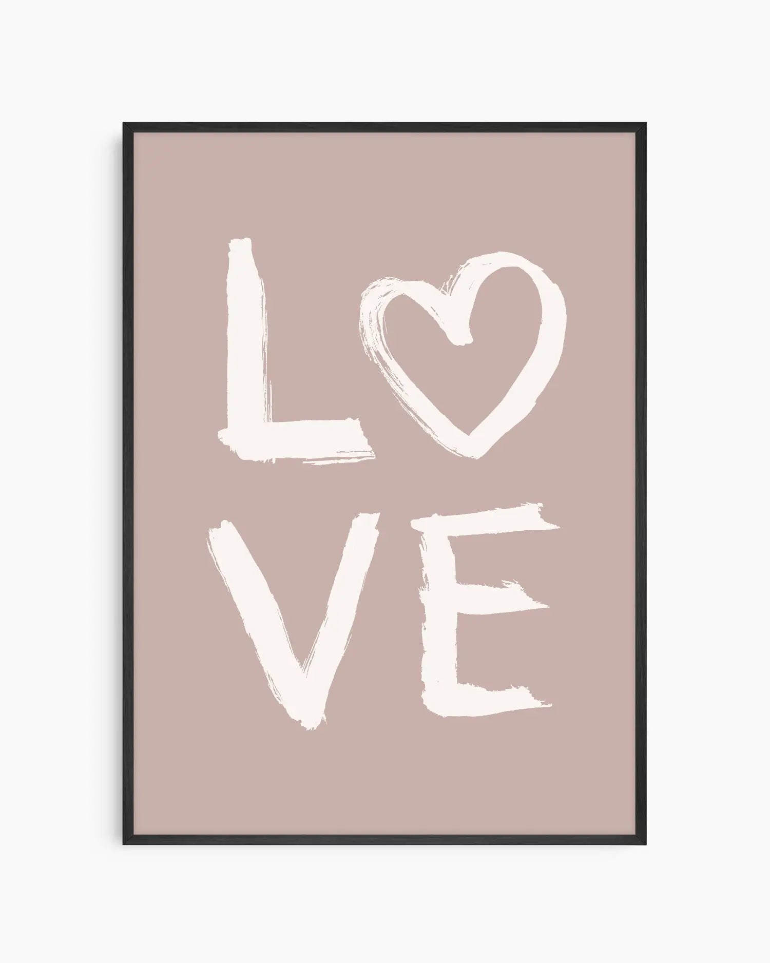 Barntavla med texten LOVE där O är format som ett hjärta, mot beige bakgrund och inramad i svart träram för ett stilrent uttryck.