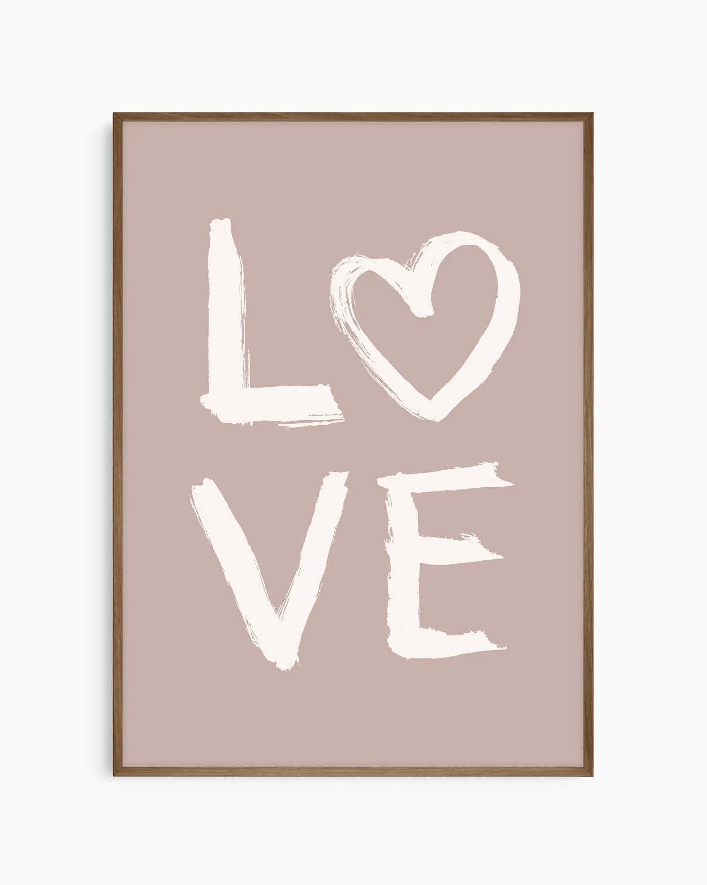 Barntavla med LOVE-illustration och hjärtformad bokstav, beige bakgrund och mörk ekram som ger ett varmt och harmoniskt intryck.