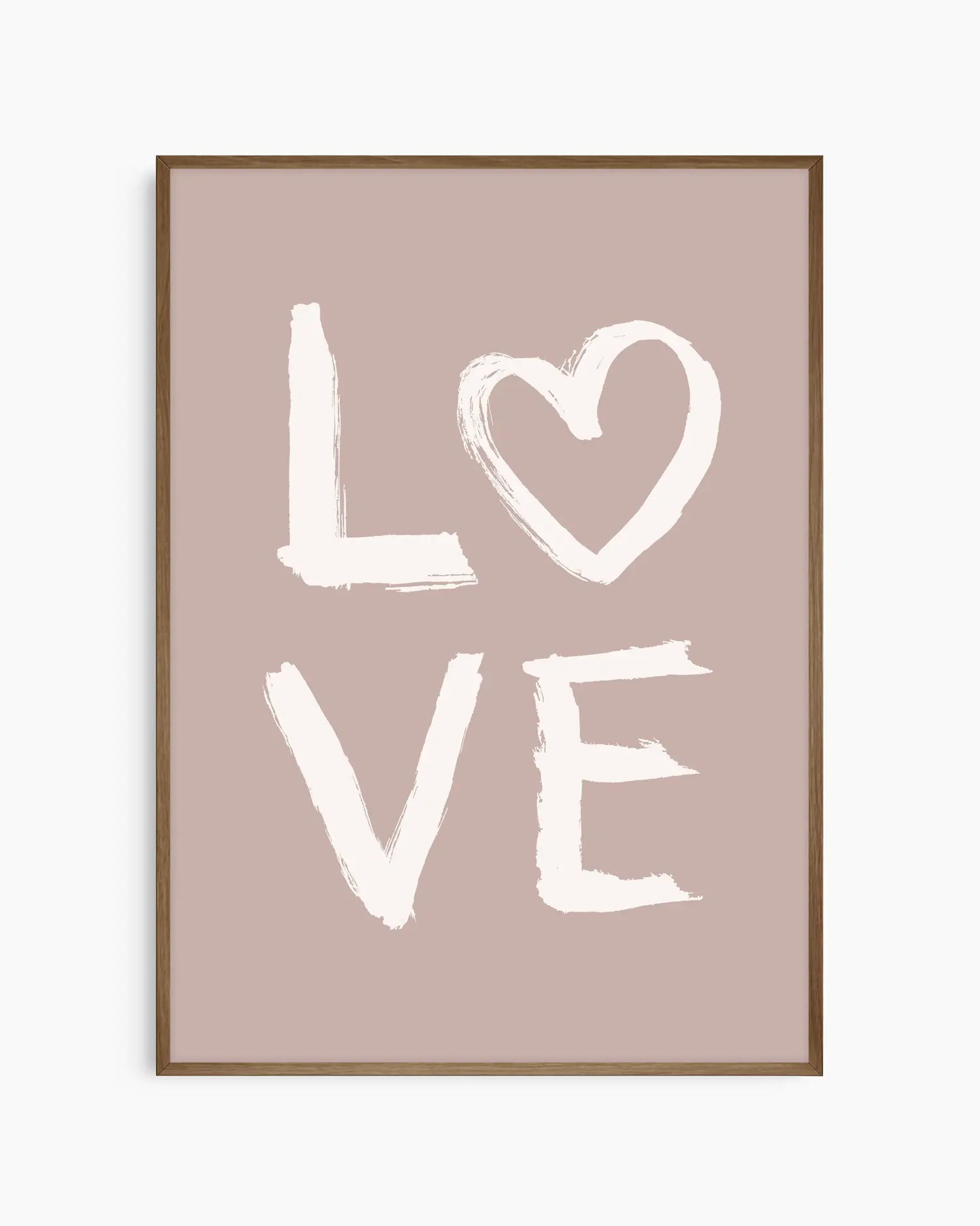Barntavla med LOVE-illustration och hjärtformad bokstav, beige bakgrund och mörk ekram som ger ett varmt och harmoniskt intryck.