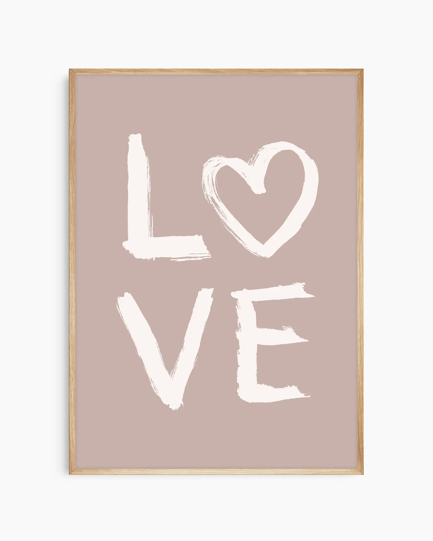 Barntavla med LOVE-typografi där O är ett hjärta, beige bakgrund och inramad i ekram som skapar ett mjukt och naturligt helhetsintryck.