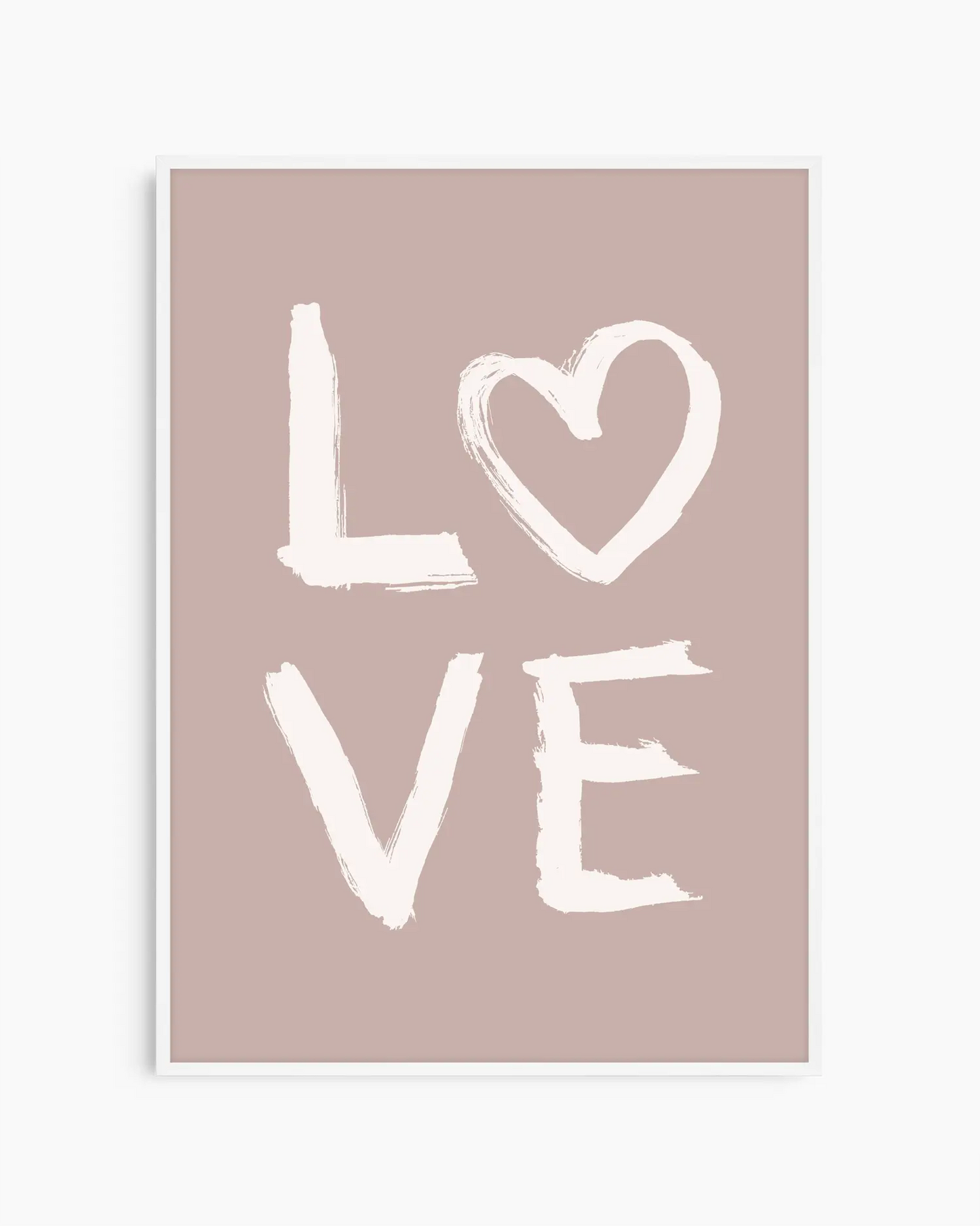 Barntavla med texten LOVE och hjärtformad bokstav på beige bakgrund, inramad i vit träram för ett ljust och tidlöst uttryck.
