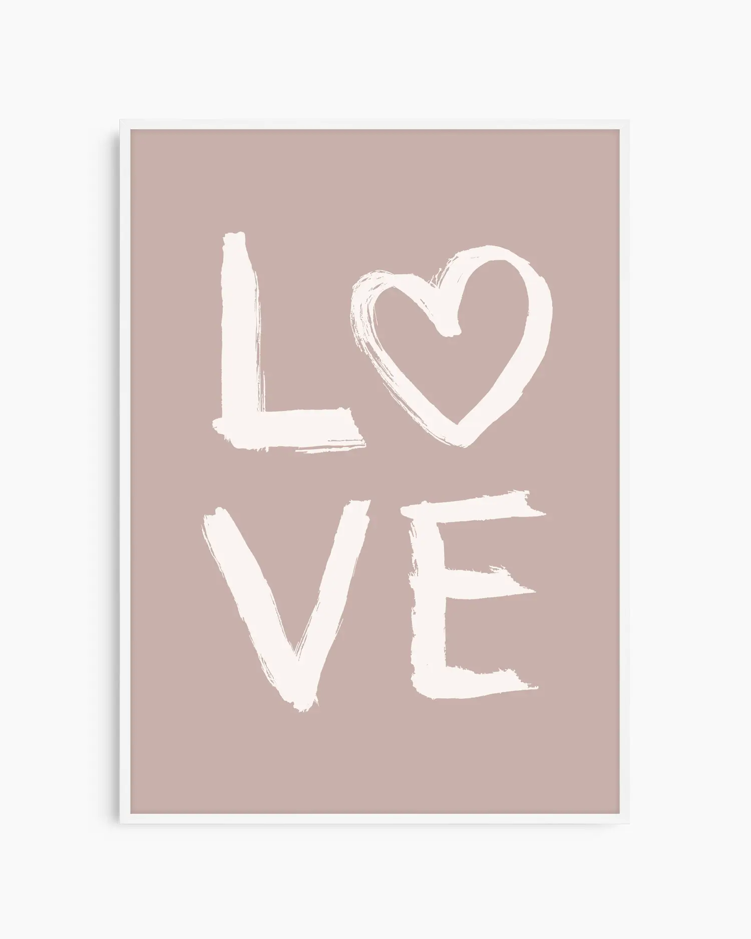 Barntavla med texten LOVE och hjärtformad bokstav på beige bakgrund, inramad i vit träram för ett ljust och tidlöst uttryck.