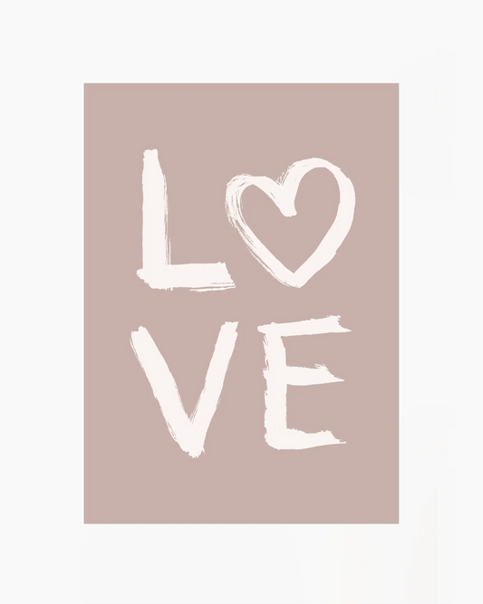 Barntavla med LOVE-illustration där O är format som ett hjärta, mot varm beige bakgrund.