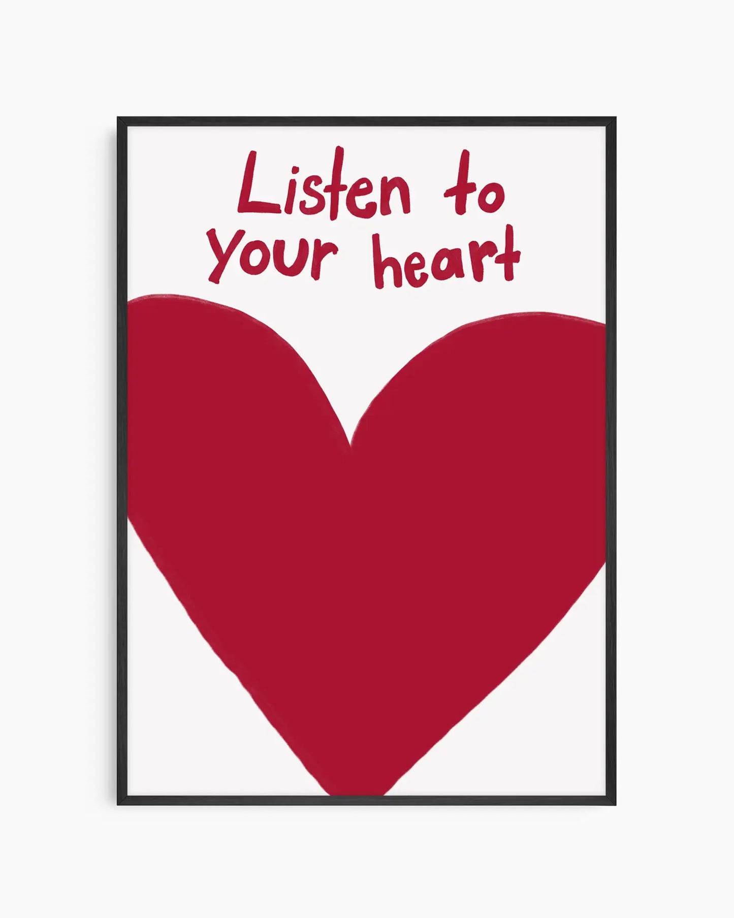 Barntavla med stort rött hjärta och texten "Listen to your heart" i handritad stil mot vit bakgrund, inramad i svart träram. En varm och inspirerande väggdekoration för barnrummet.