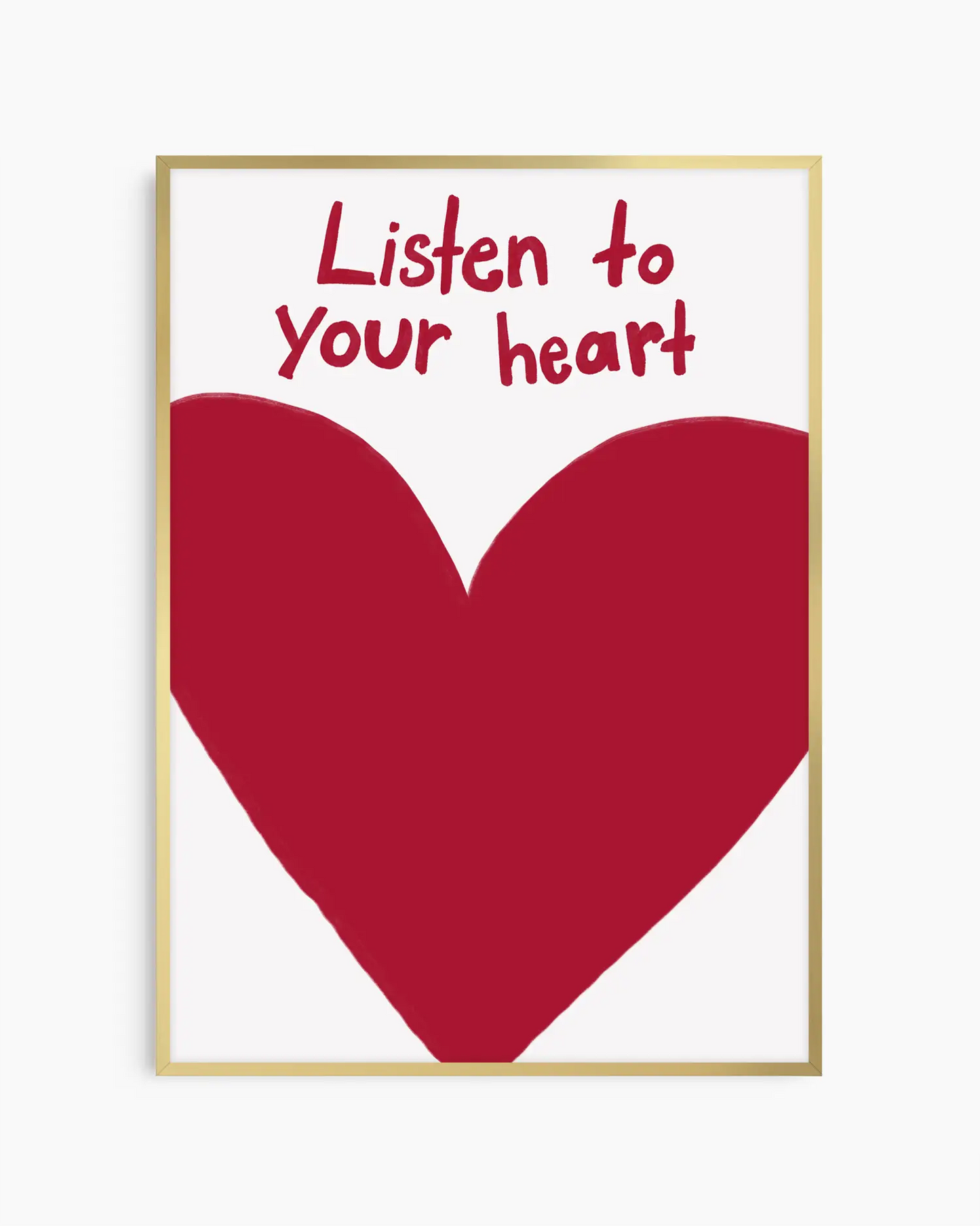 Barntavla med stort illustrerat hjärta i djupröd ton och texten "Listen to your heart", inramad i guld aluminiumram. En modern och kärleksfull barntavla.