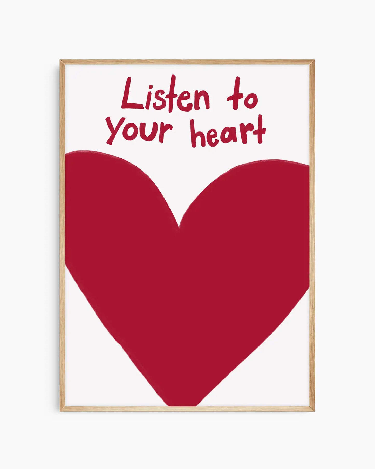 Barntavla med rött hjärta och handskriven text "Listen to your heart", inramad i ekram. En varm och stilren inredningsdetalj.