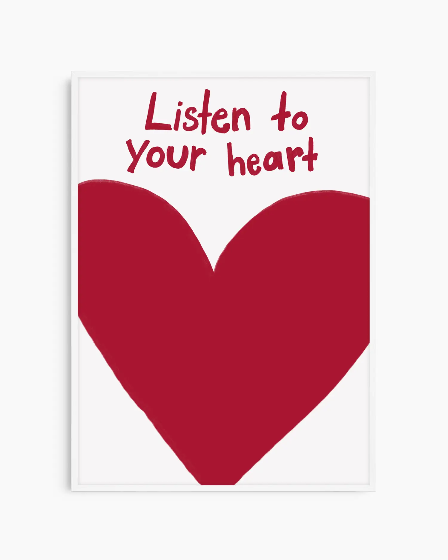 Barntavla med stort rött hjärta och uppmuntrande text "Listen to your heart", inramad i vit träram. En mjuk och harmonisk tavla för barnrummet.
