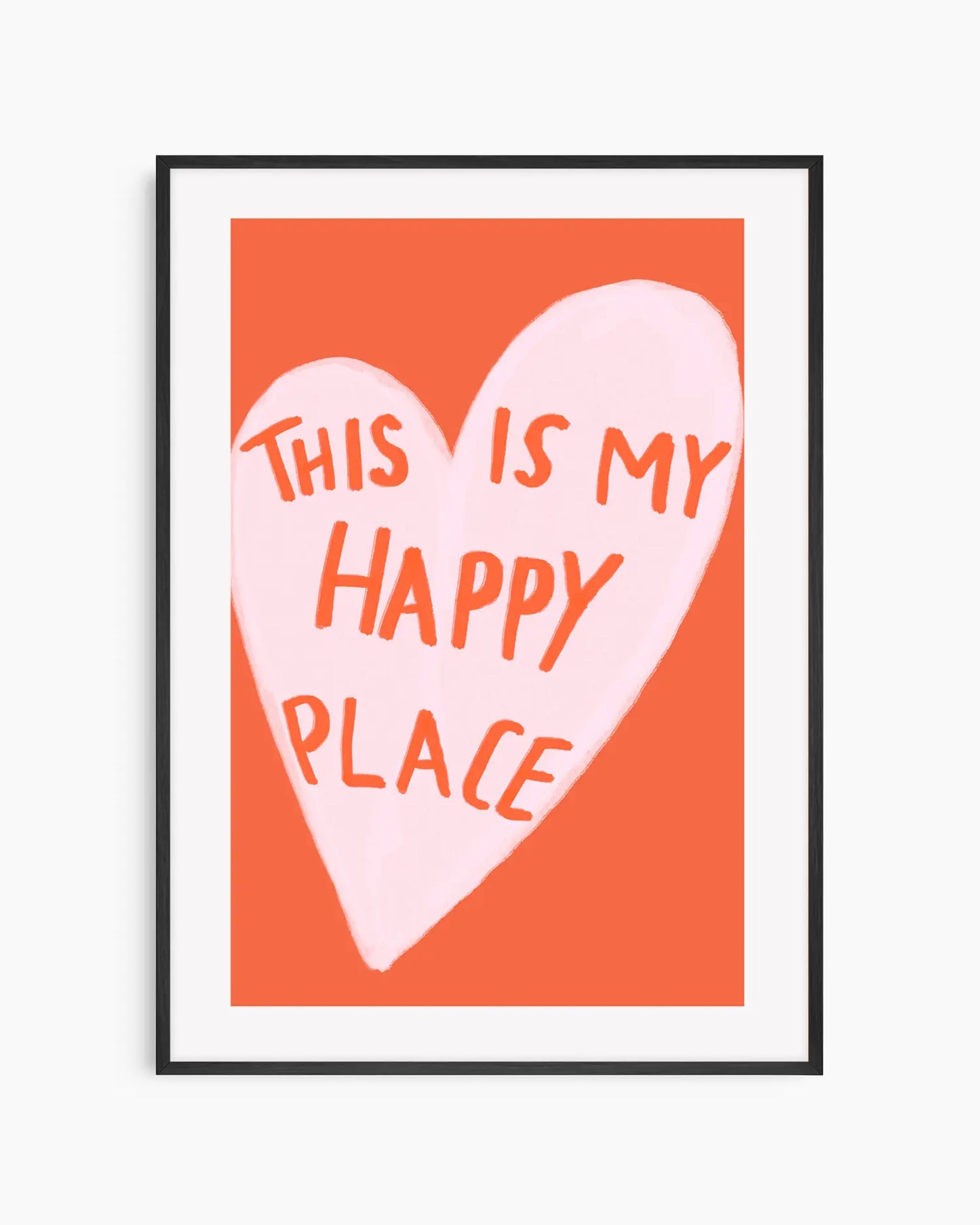 Barntavla med ett rosa hjärta och texten “THIS IS MY HAPPY PLACE” på orange bakgrund, inramad i svart träram för ett tydligt och modernt uttryck.